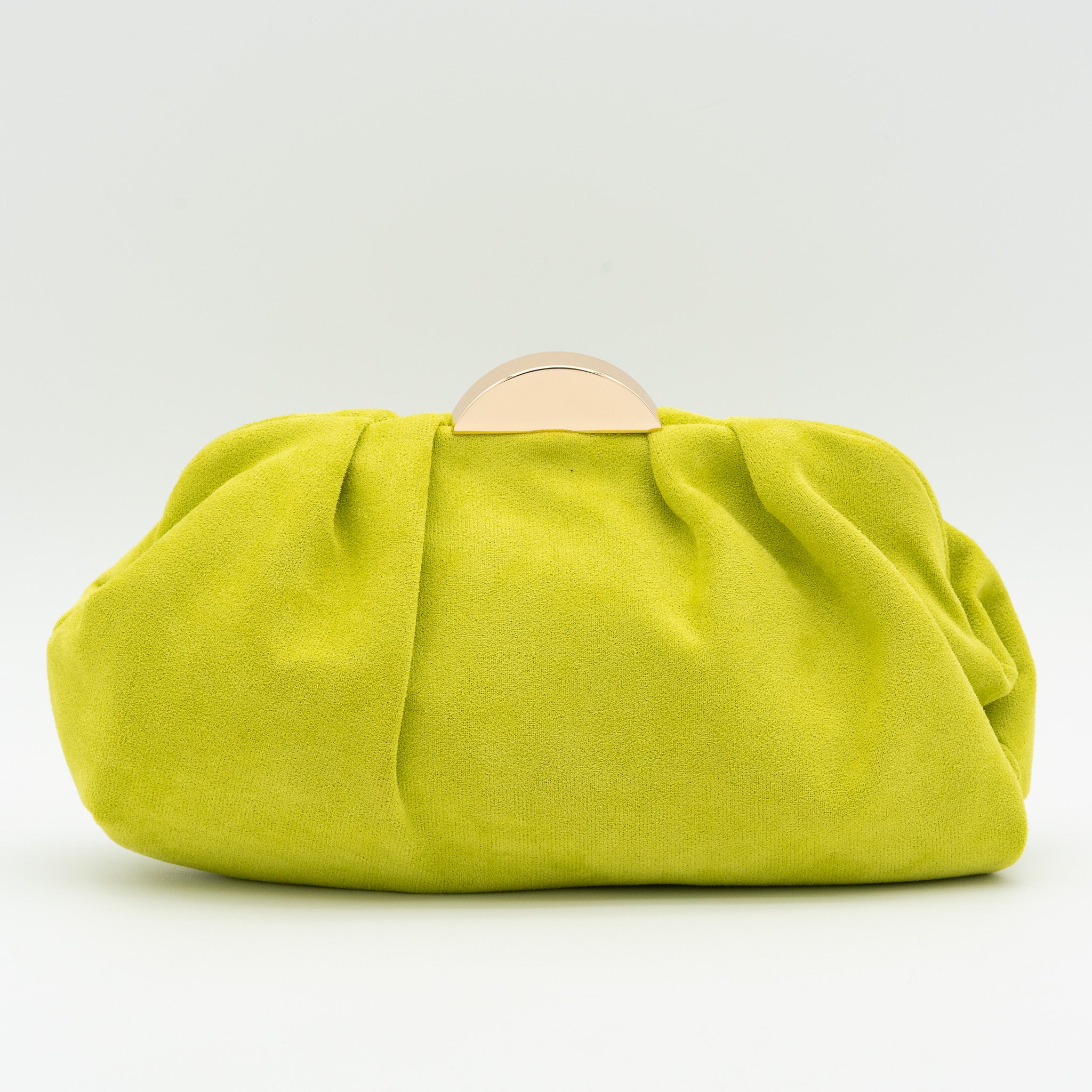 Bolso de fiesta tipo antelina lima con acabado suave y media luna metálica decorativa en la parte superior