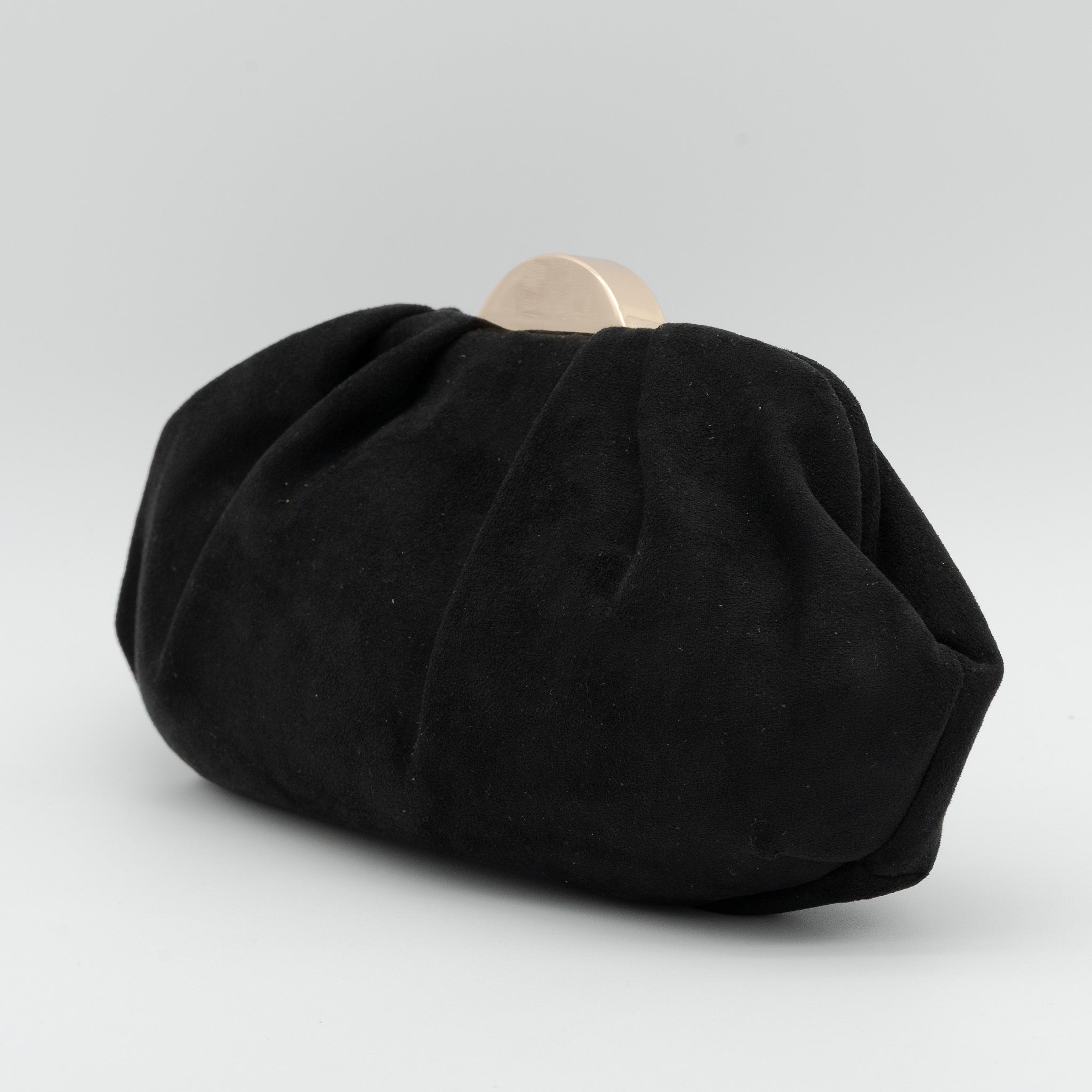 Bolso de fiesta tipo antelina negro con acabado suave y media luna metálica decorativa en la parte superior