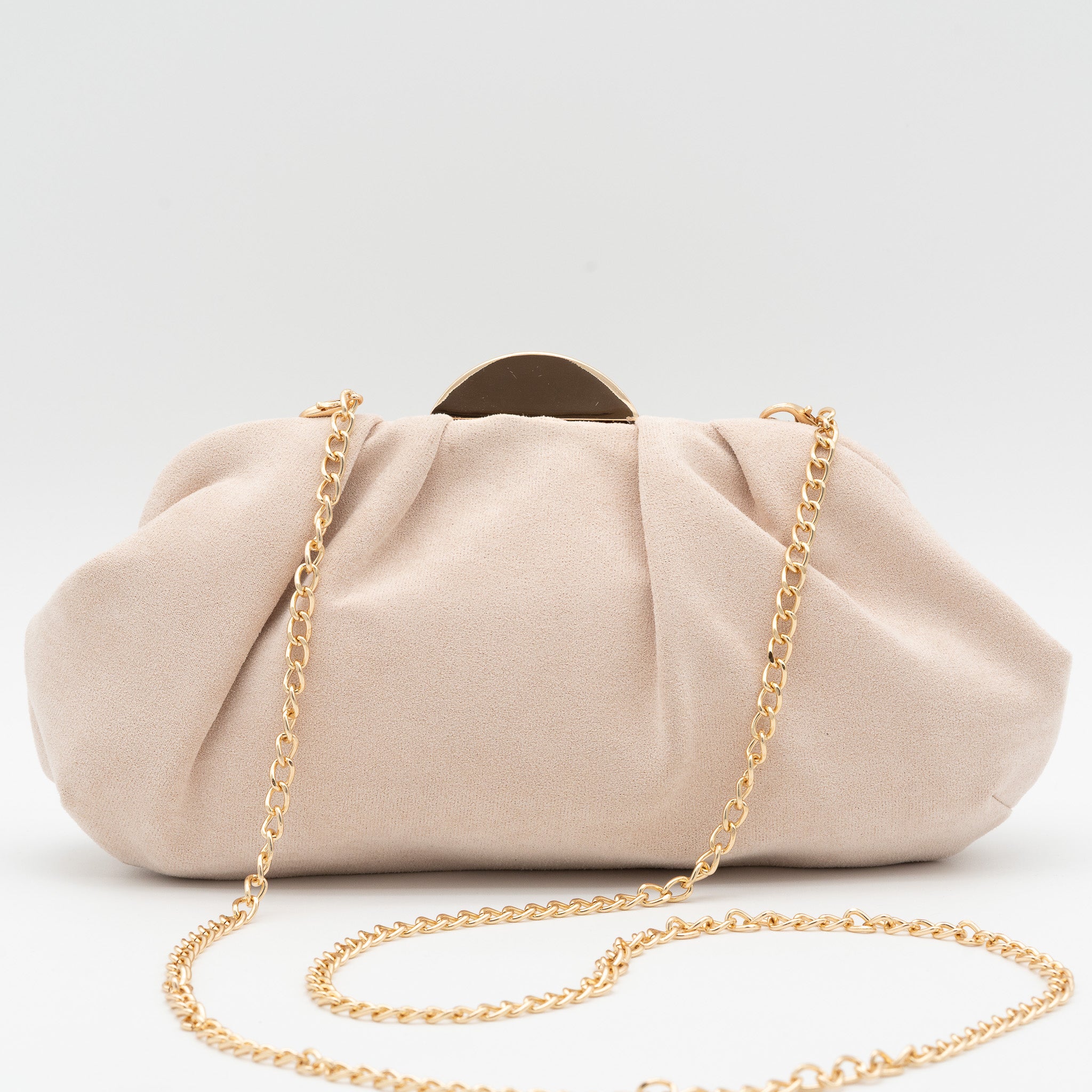 Bolso de fiesta tipo antelina nude con acabado suave y media luna metálica decorativa en la parte superior