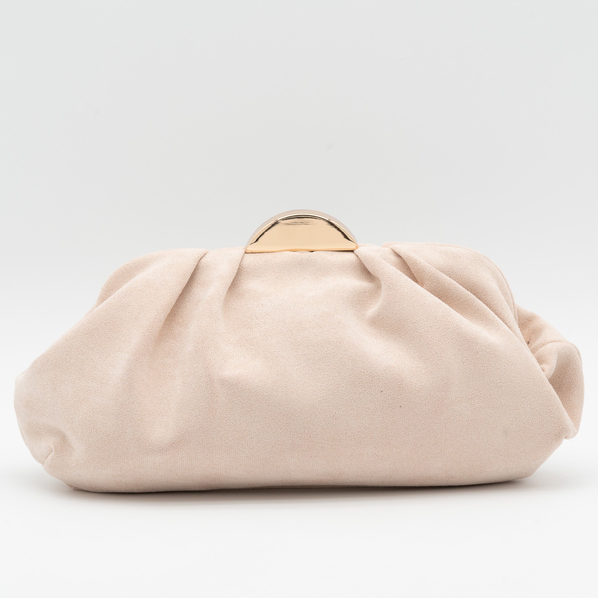 Bolso de fiesta tipo antelina nude con acabado suave y media luna metálica decorativa en la parte superior