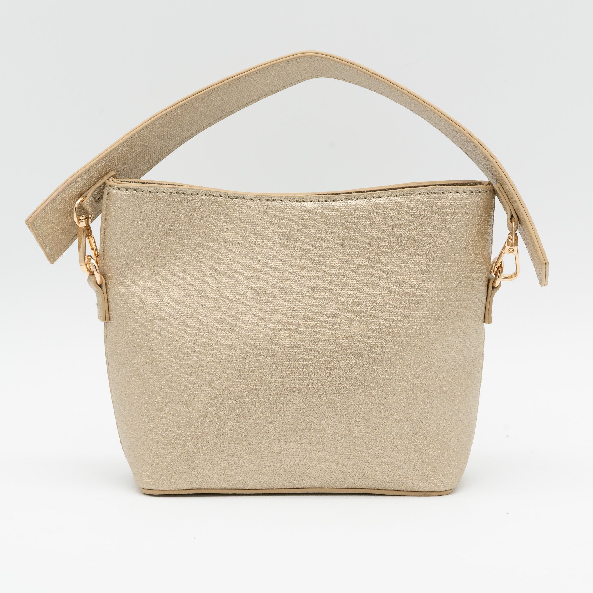 Bolso de fiesta estilo bucket en polipiel con acabado efecto metalizado oro claro, asa corta y cierre con imán