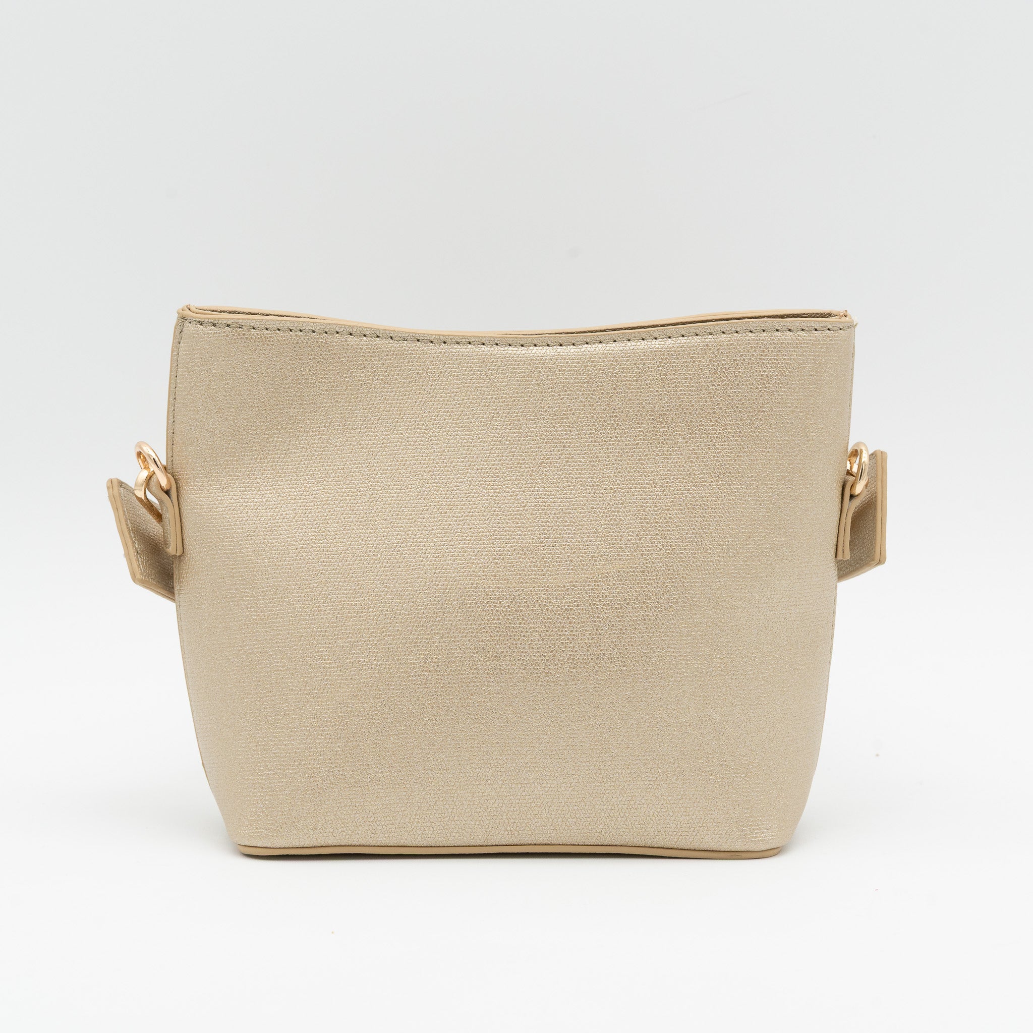 Bolso de fiesta estilo bucket en polipiel con acabado efecto metalizado oro claro, asa corta y cierre con imán