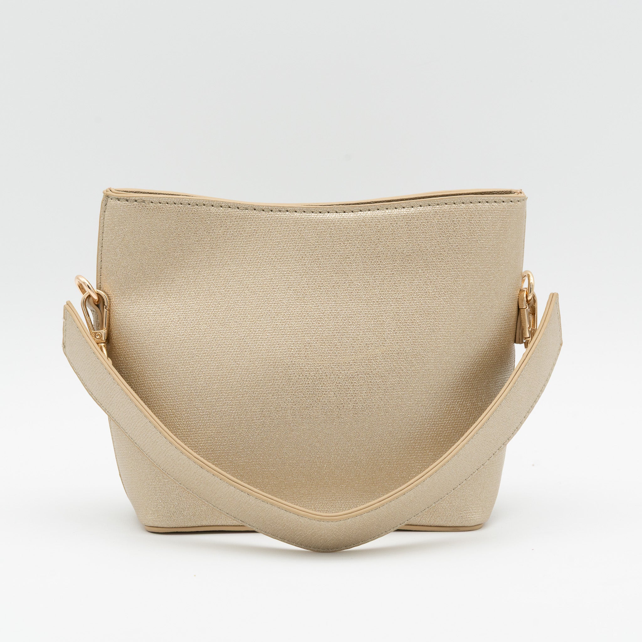 Bolso de fiesta estilo bucket en polipiel con acabado efecto metalizado oro claro, asa corta y cierre con imán