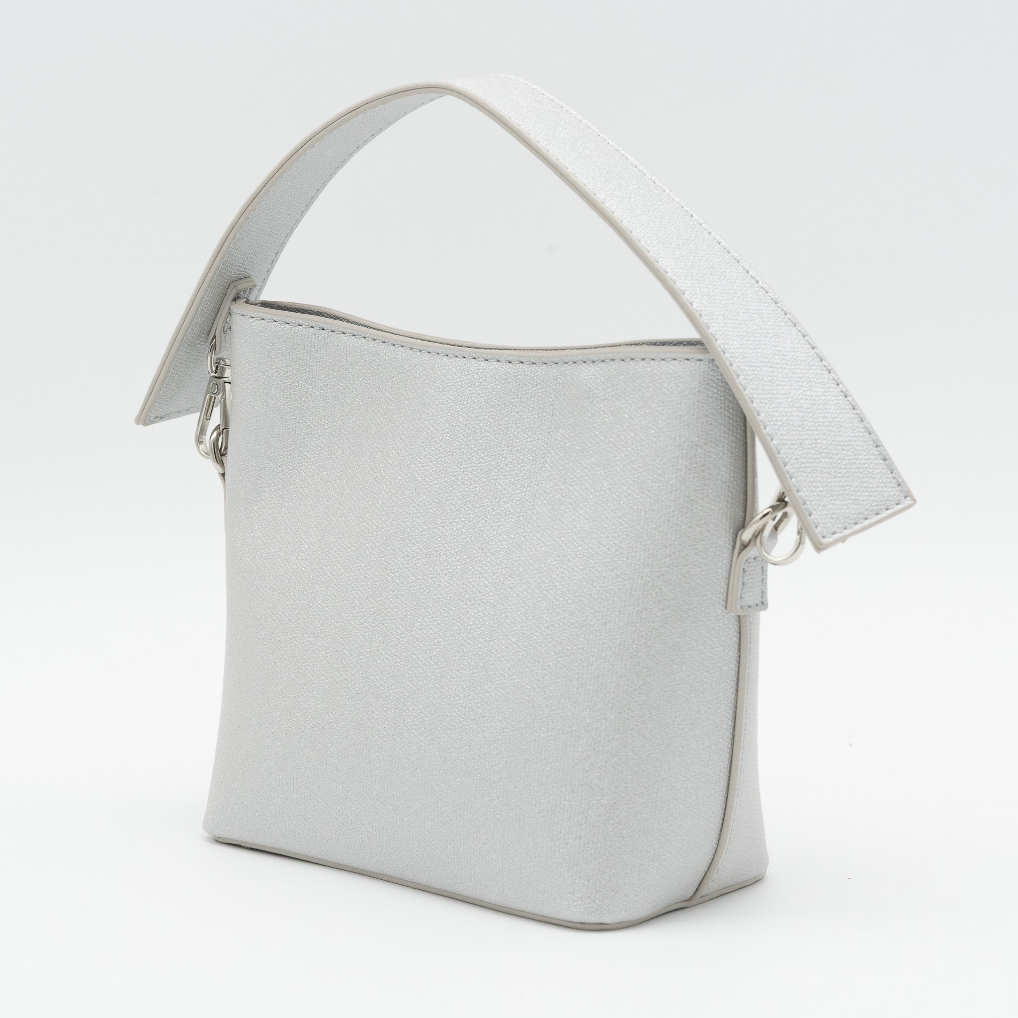 Bolso de fiesta estilo bucket en polipiel con acabado efecto metalizado plata, asa corta y cierre con imán