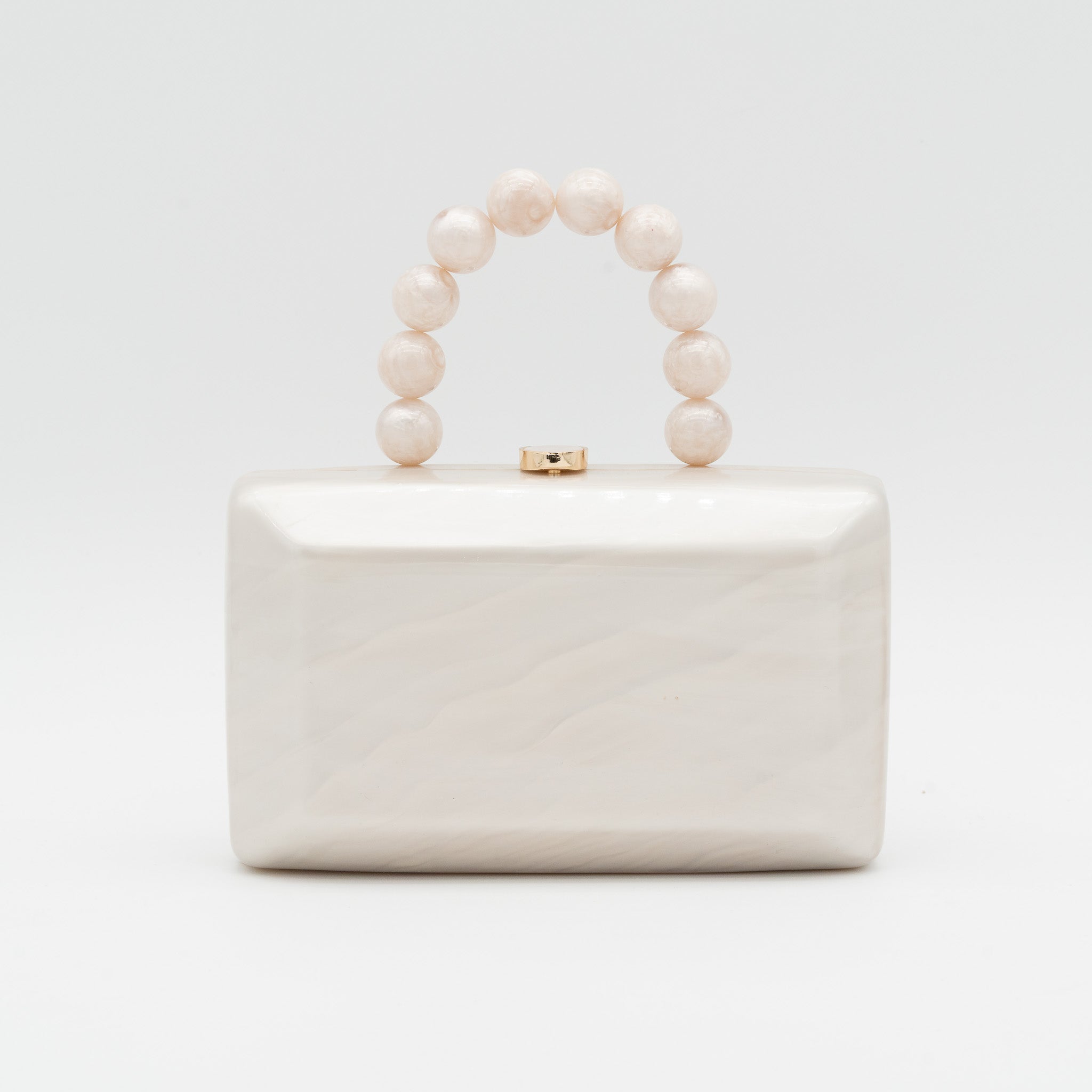 Bolso de fiesta con acabado efecto nácar y asa de esferas decorativas. Blanco roto