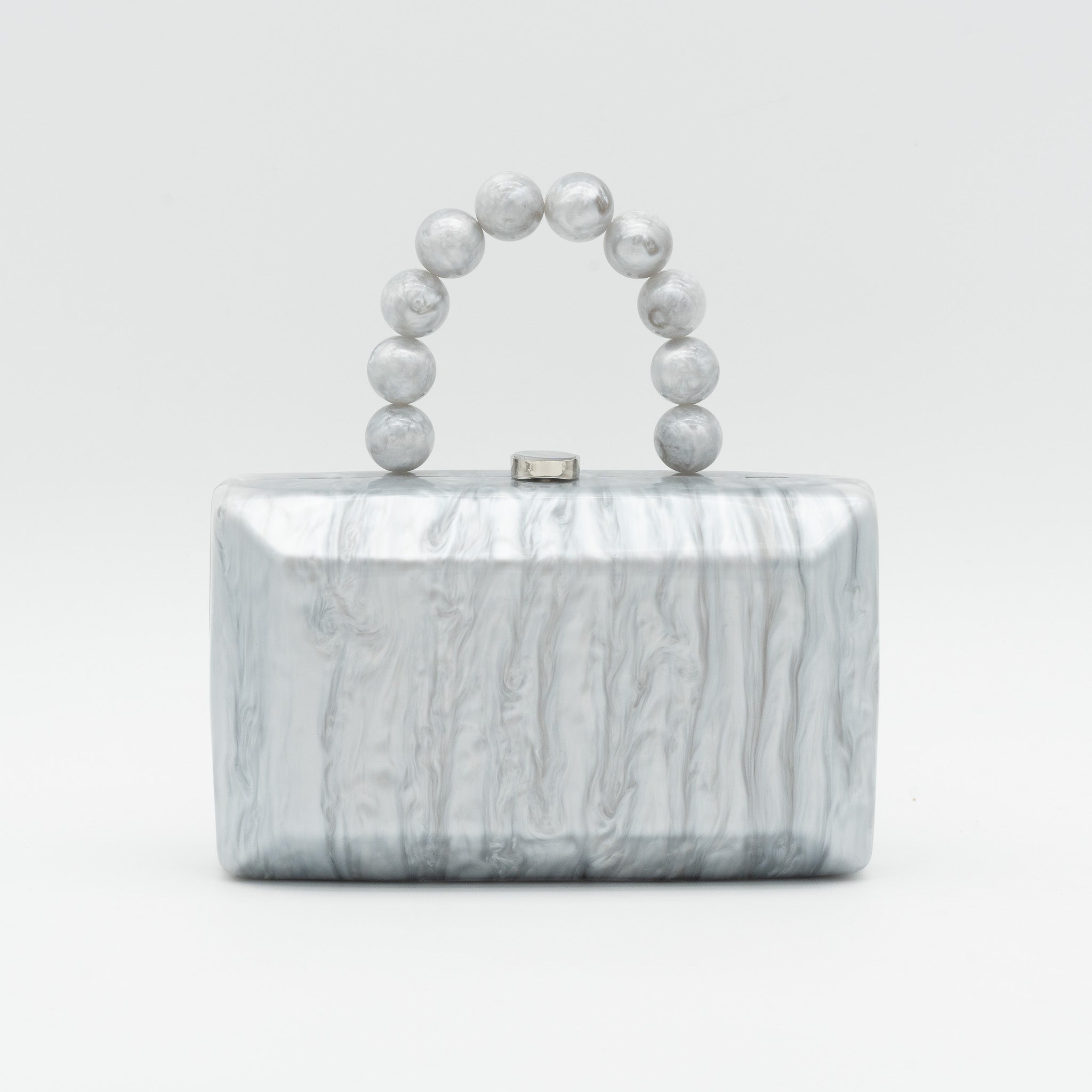 Bolso de fiesta con acabado efecto nácar y asa de esferas decorativas. Color gris claro