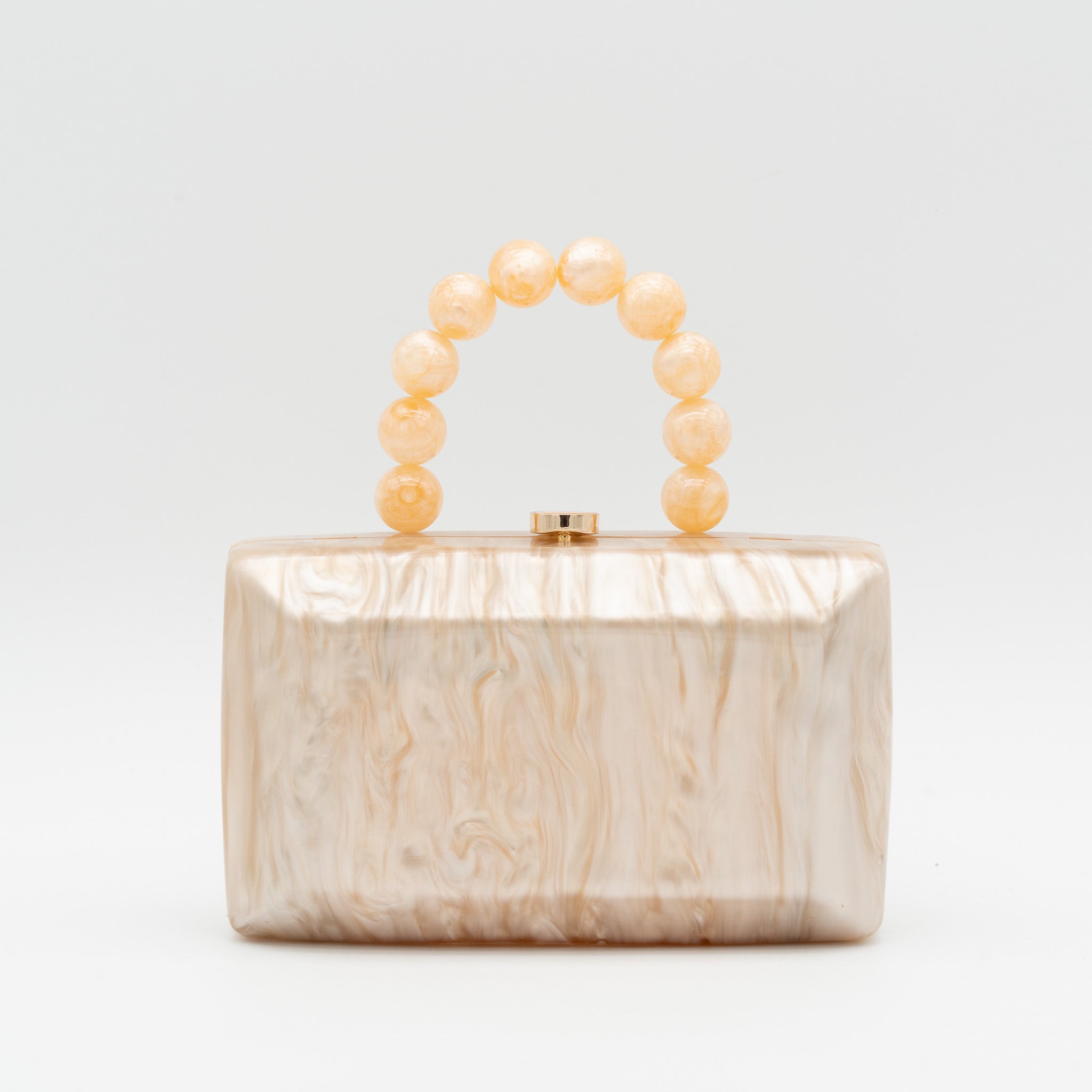 Bolso de fiesta con acabado efecto nácar y asa de esferas decorativas. Color oro claro