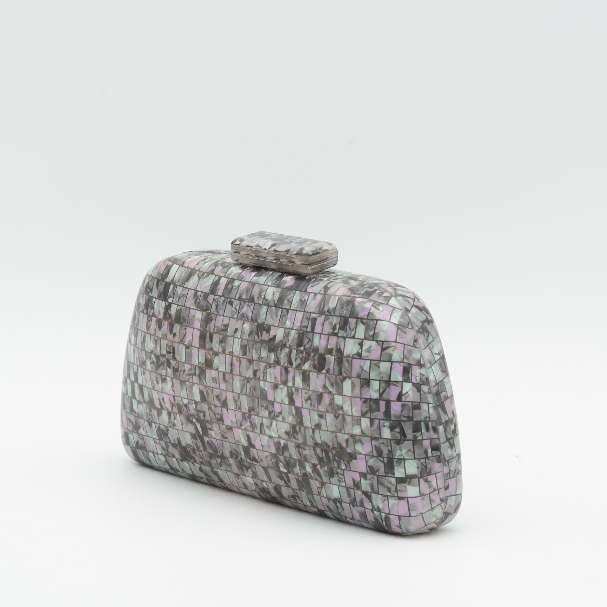Bolso de fiesta con acabado efecto nácar, diseño geométrico y cierre magnético. Color gris