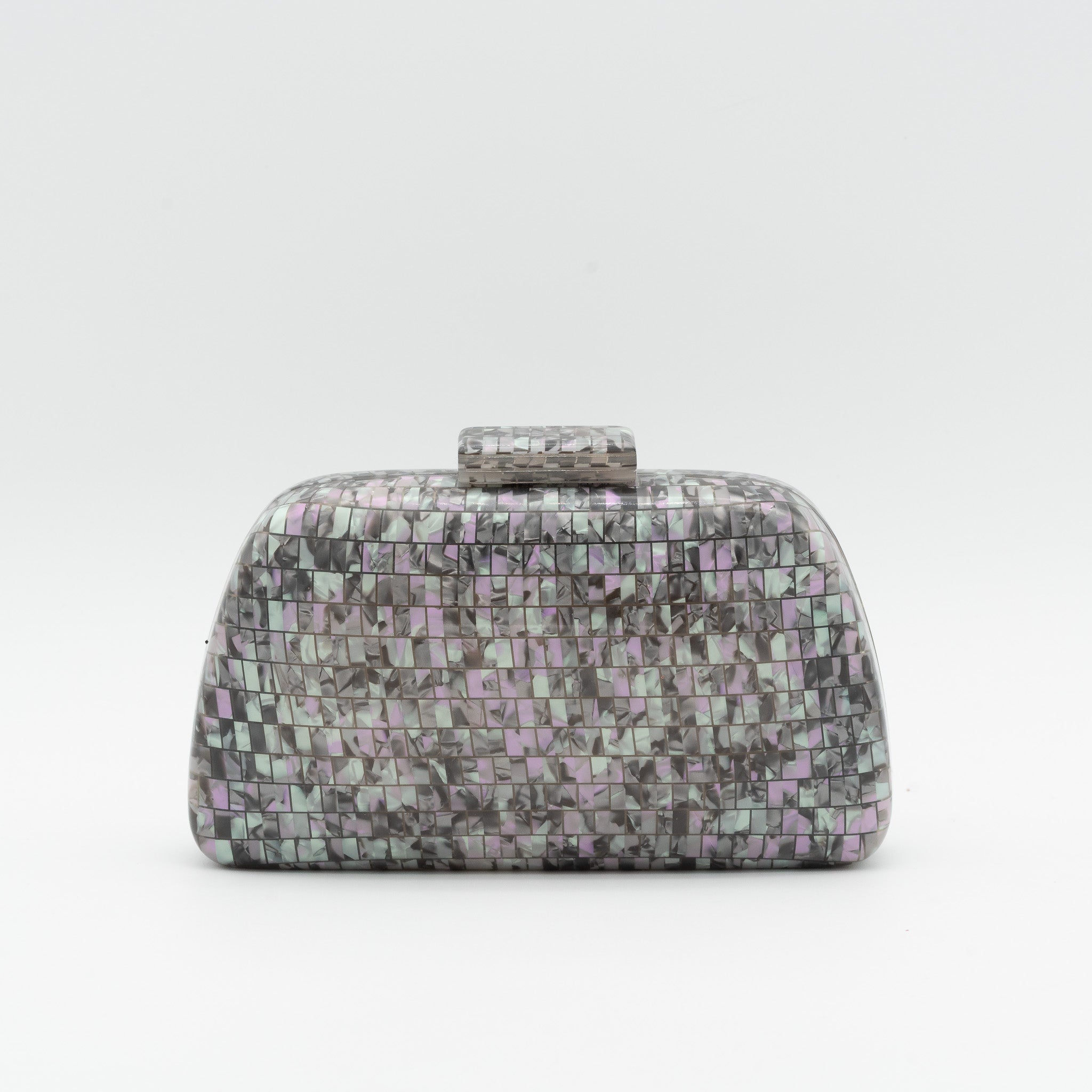 Bolso de fiesta con acabado efecto nácar, diseño geométrico y cierre magnético. Color gris