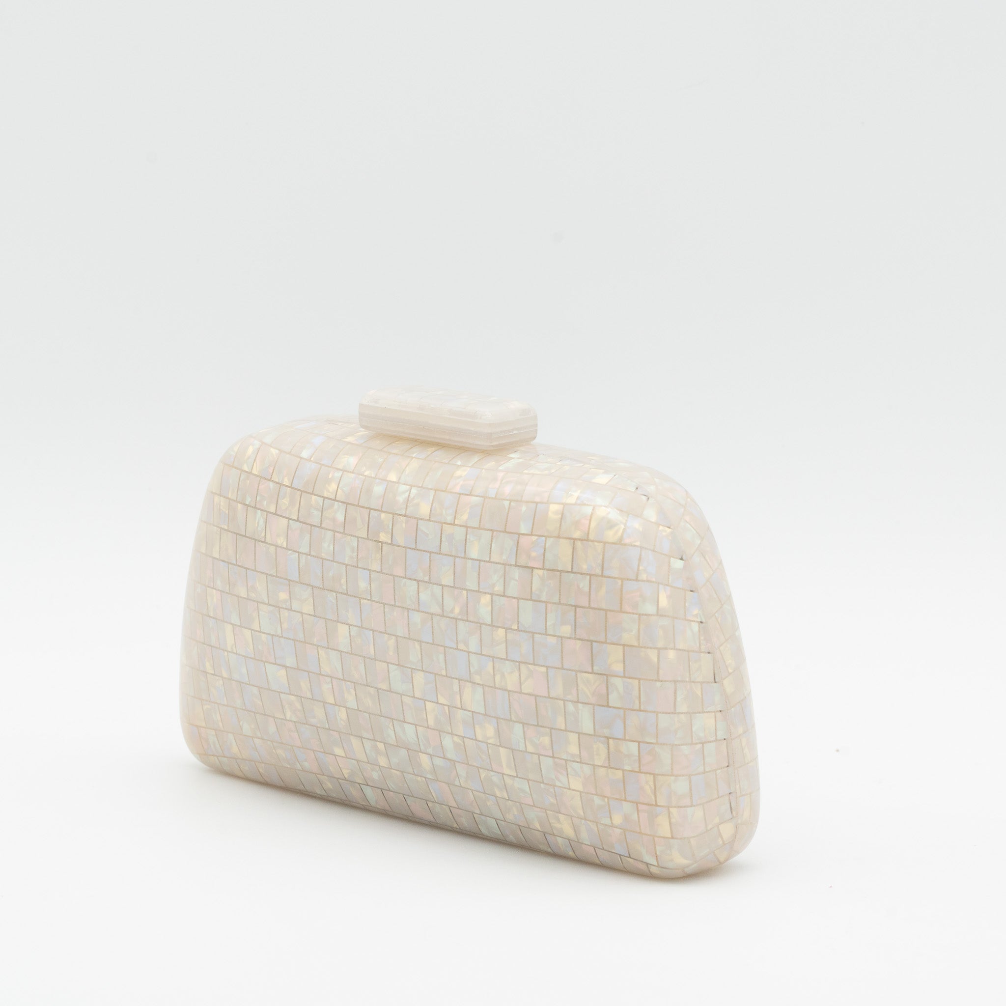 Bolso de fiesta con acabado efecto nácar, diseño geométrico y cierre magnético. Color nácar