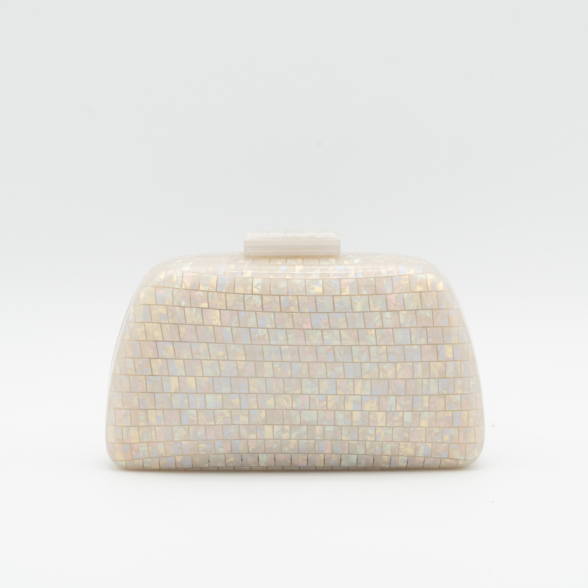 Bolso de fiesta con acabado efecto nácar, diseño geométrico y cierre magnético. Color nácar