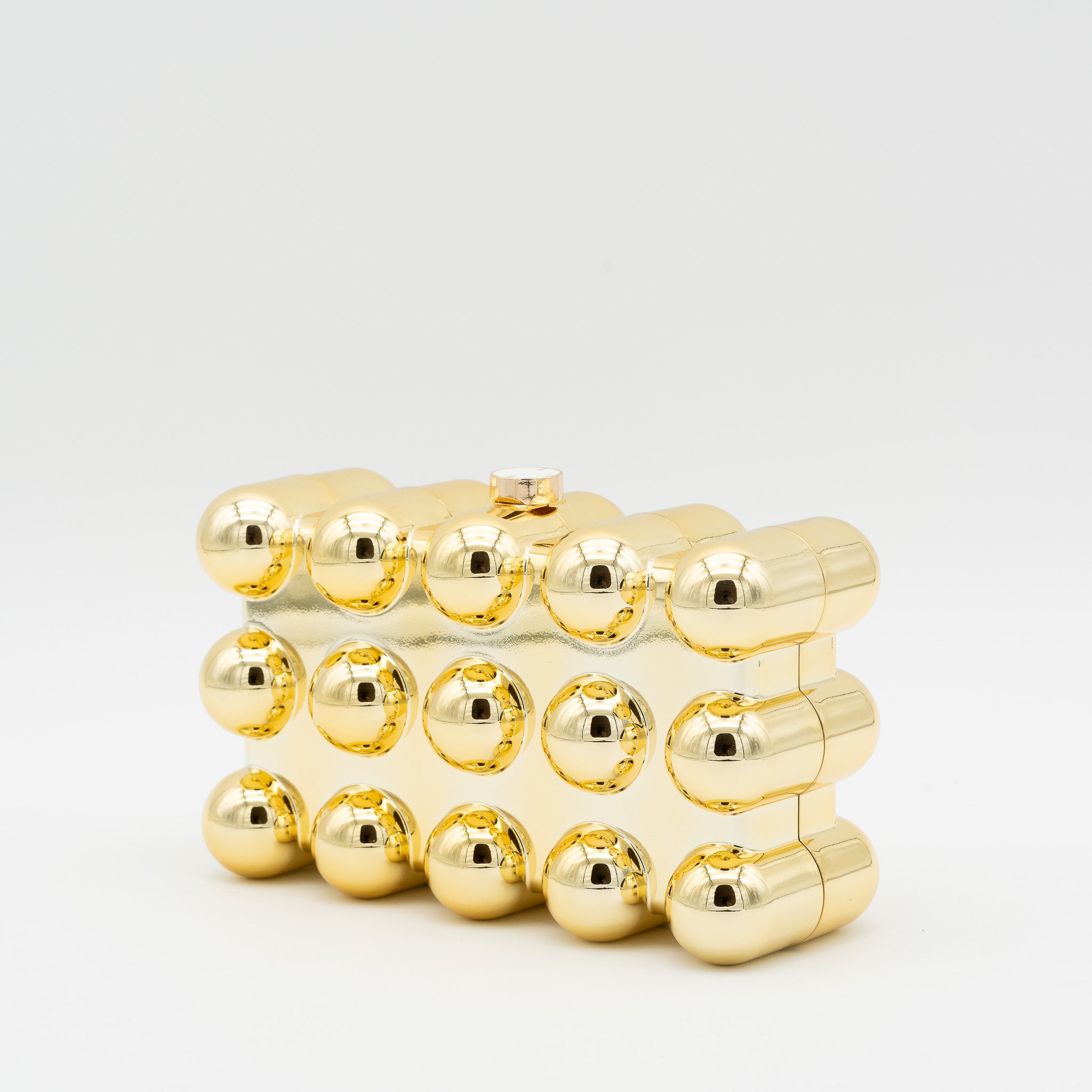 Bolso de fiesta con esferas decorativas, efecto nácar oro y cierre magnético. Con cadena desmontable