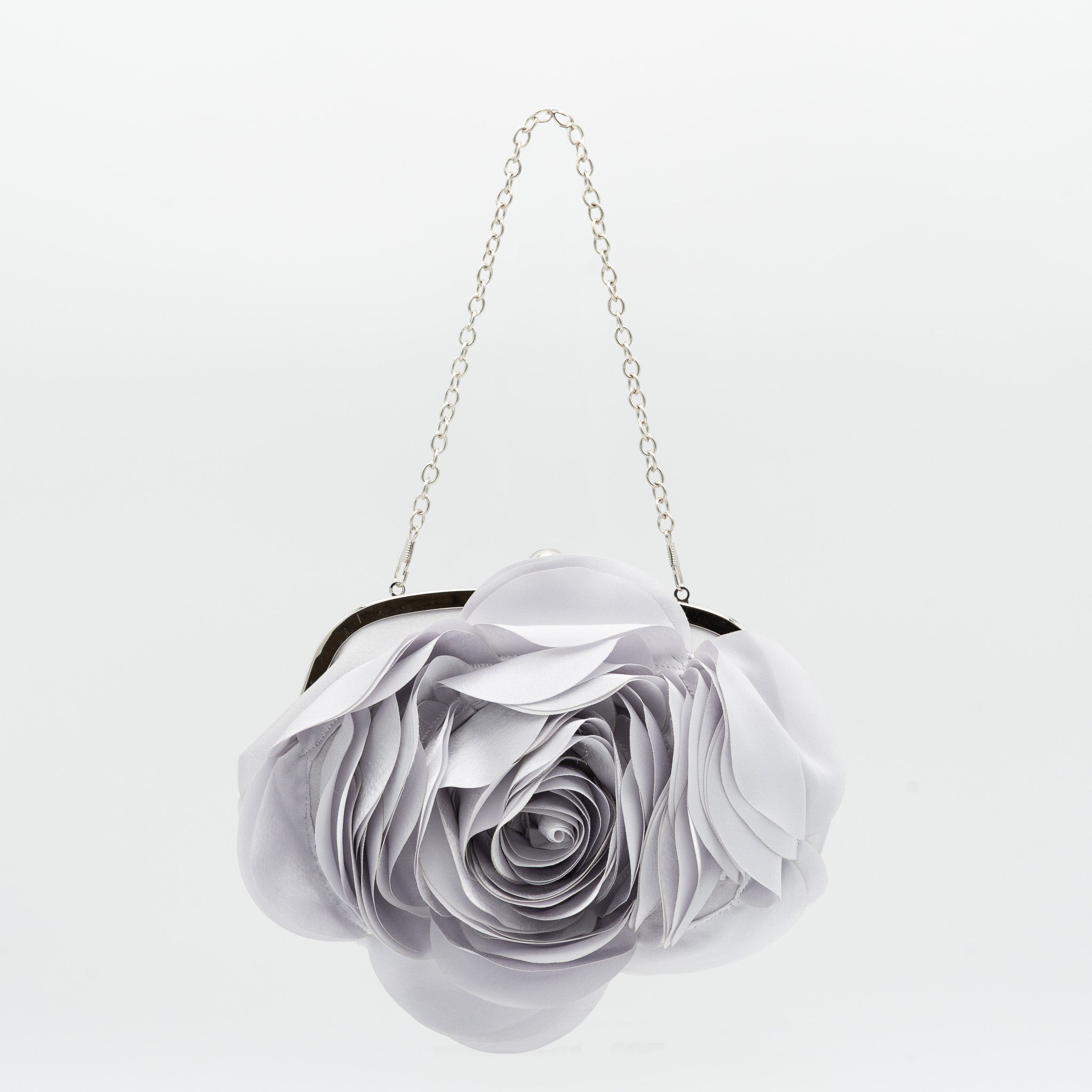 Bolso de fiesta con diseño floral en raso plata y cadena plateada