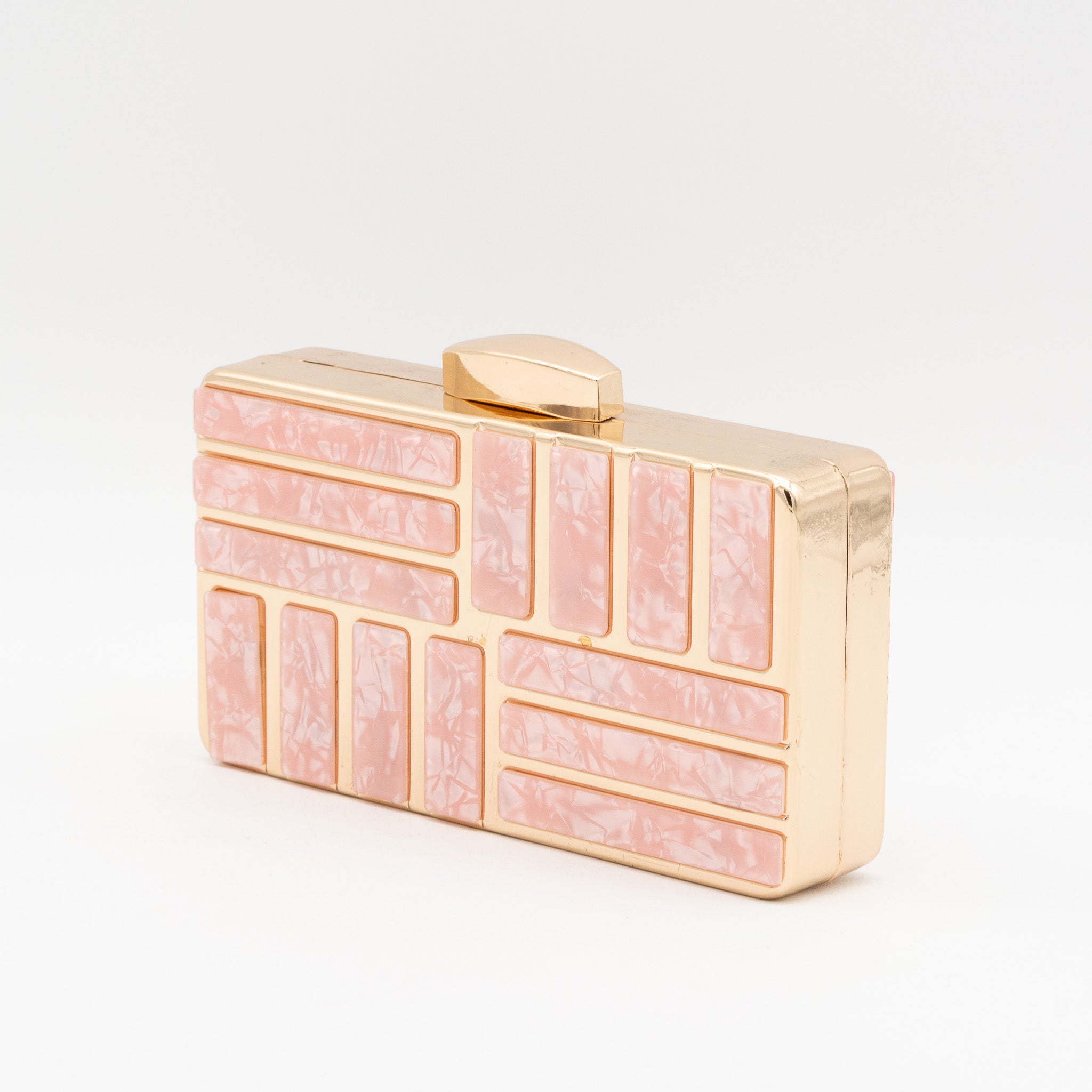 Bolso de fiesta metálico con incrustaciones geométricas en nácar rosa. Incluye cadena desmontable