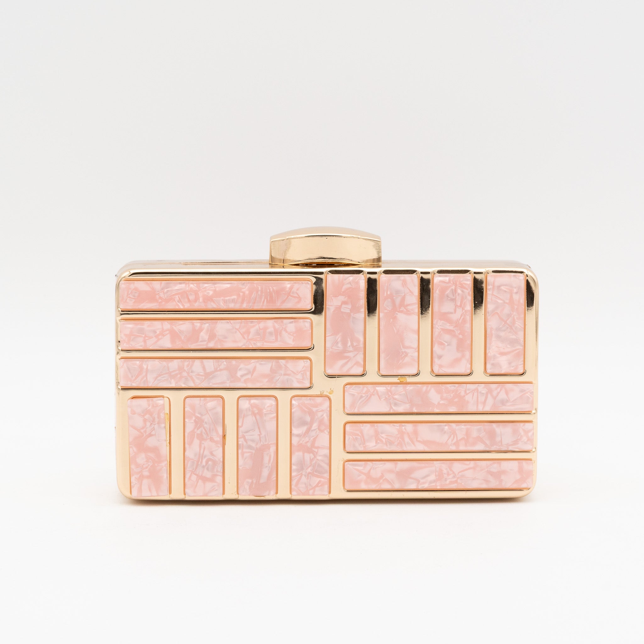 Bolso de fiesta metálico con incrustaciones geométricas en nácar rosa. Incluye cadena desmontable