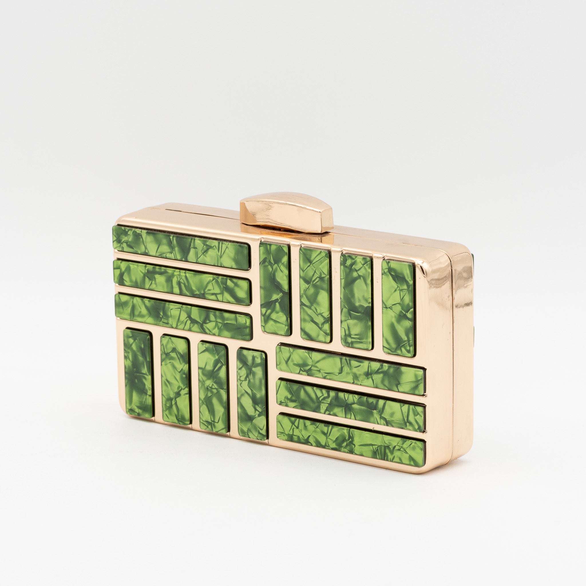 Bolso de fiesta metálico con incrustaciones geométricas en nácar verde. Incluye cadena desmontable