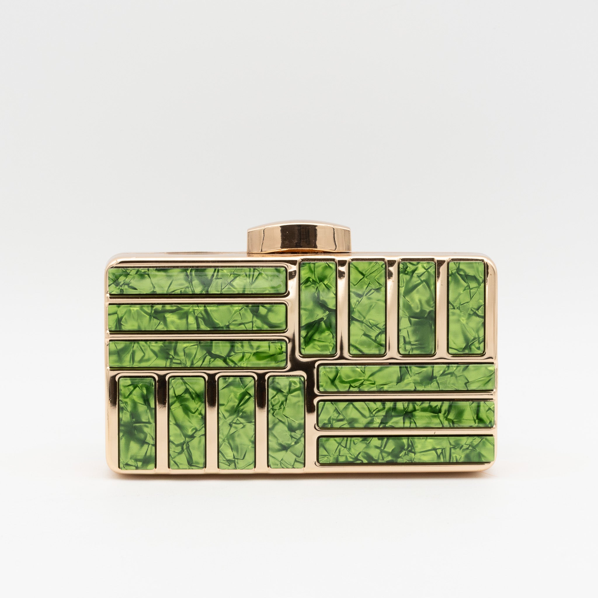 Bolso de fiesta metálico con incrustaciones geométricas en nácar verde. Incluye cadena desmontable