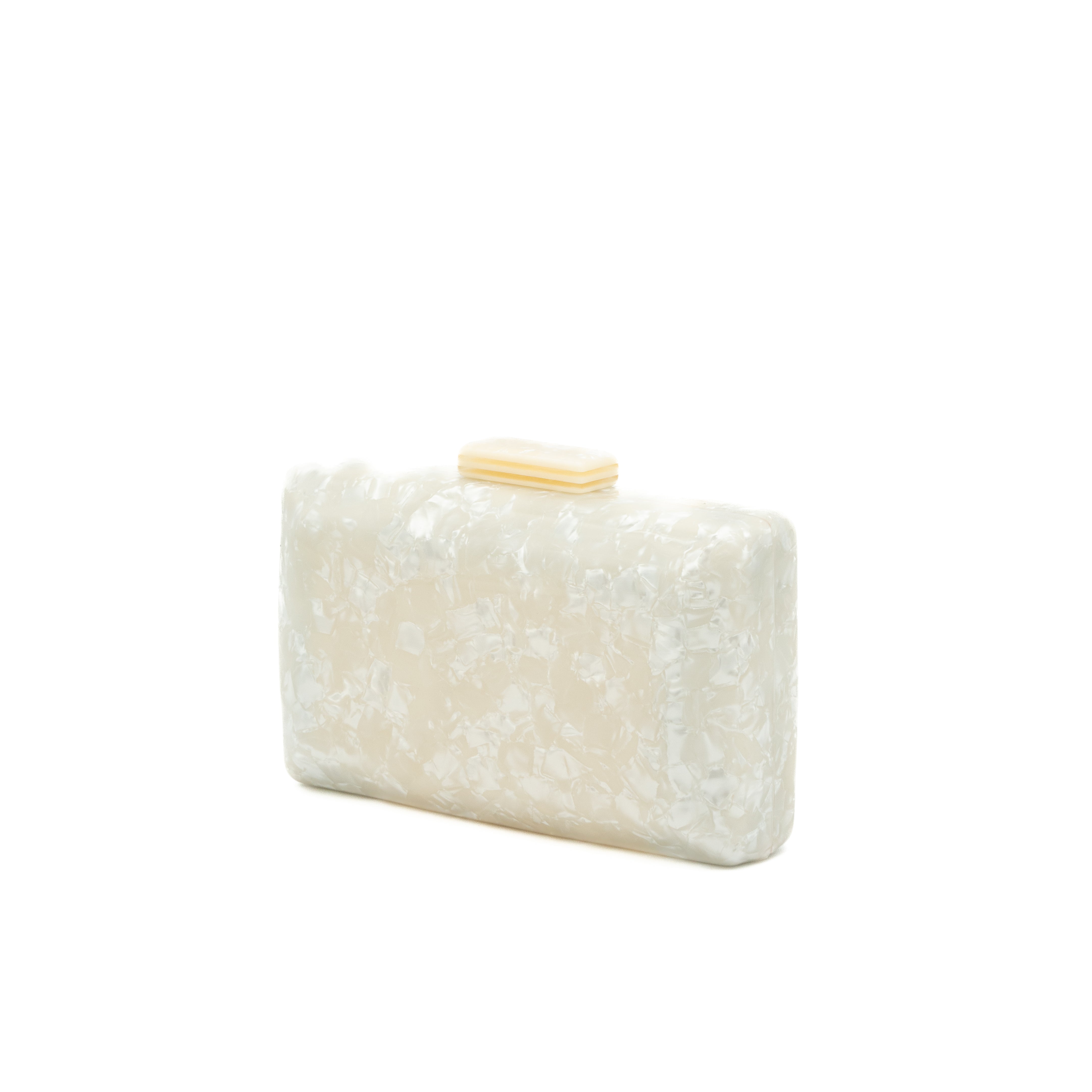 Bolso rígido de fiesta en nácar beige con diseño llamativo, cierre superior y cadena desmontable