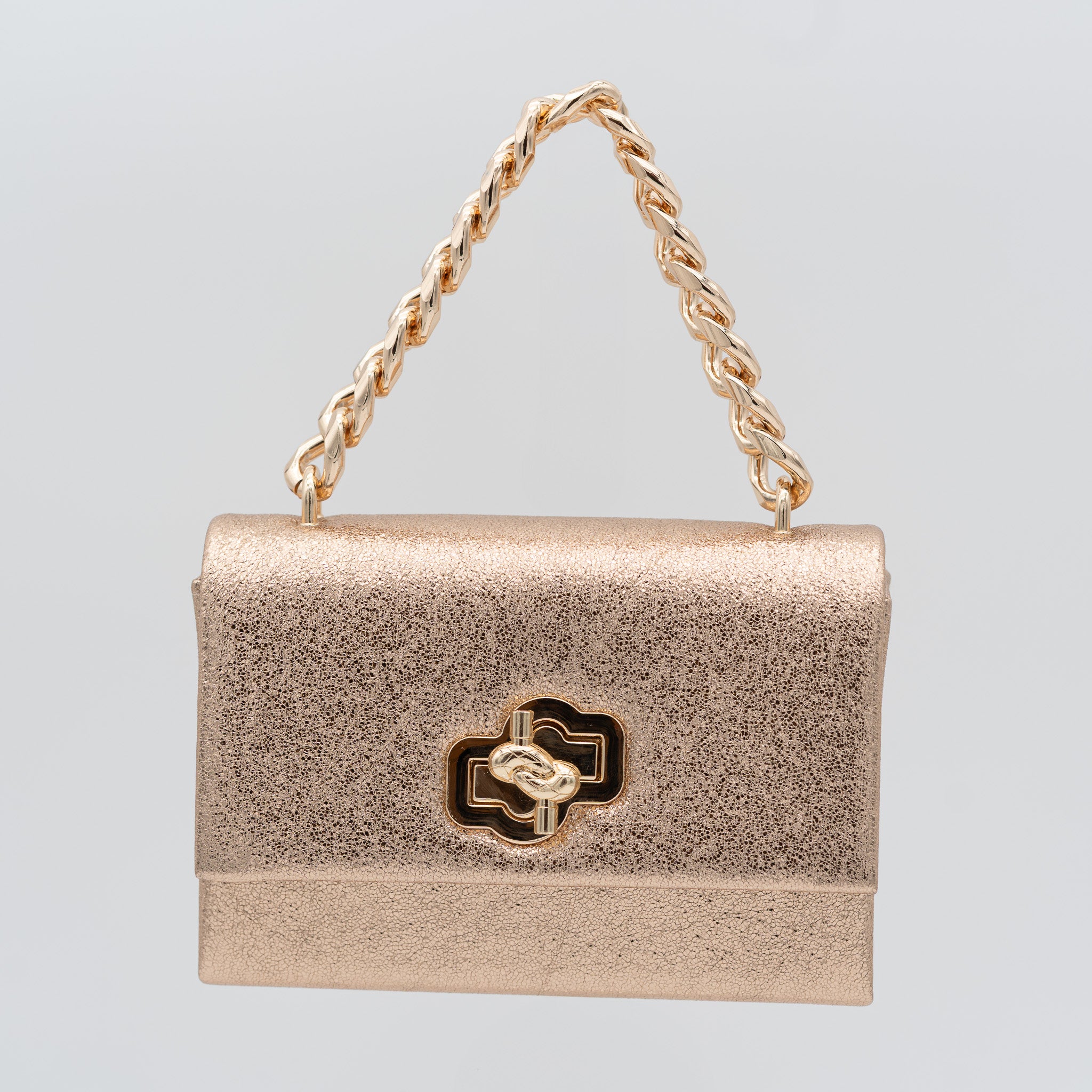 Bolso de fiesta en polipiel champán con acabado brillante, asa de cadena y cierre decorativo, ideal para bodas y cócteles