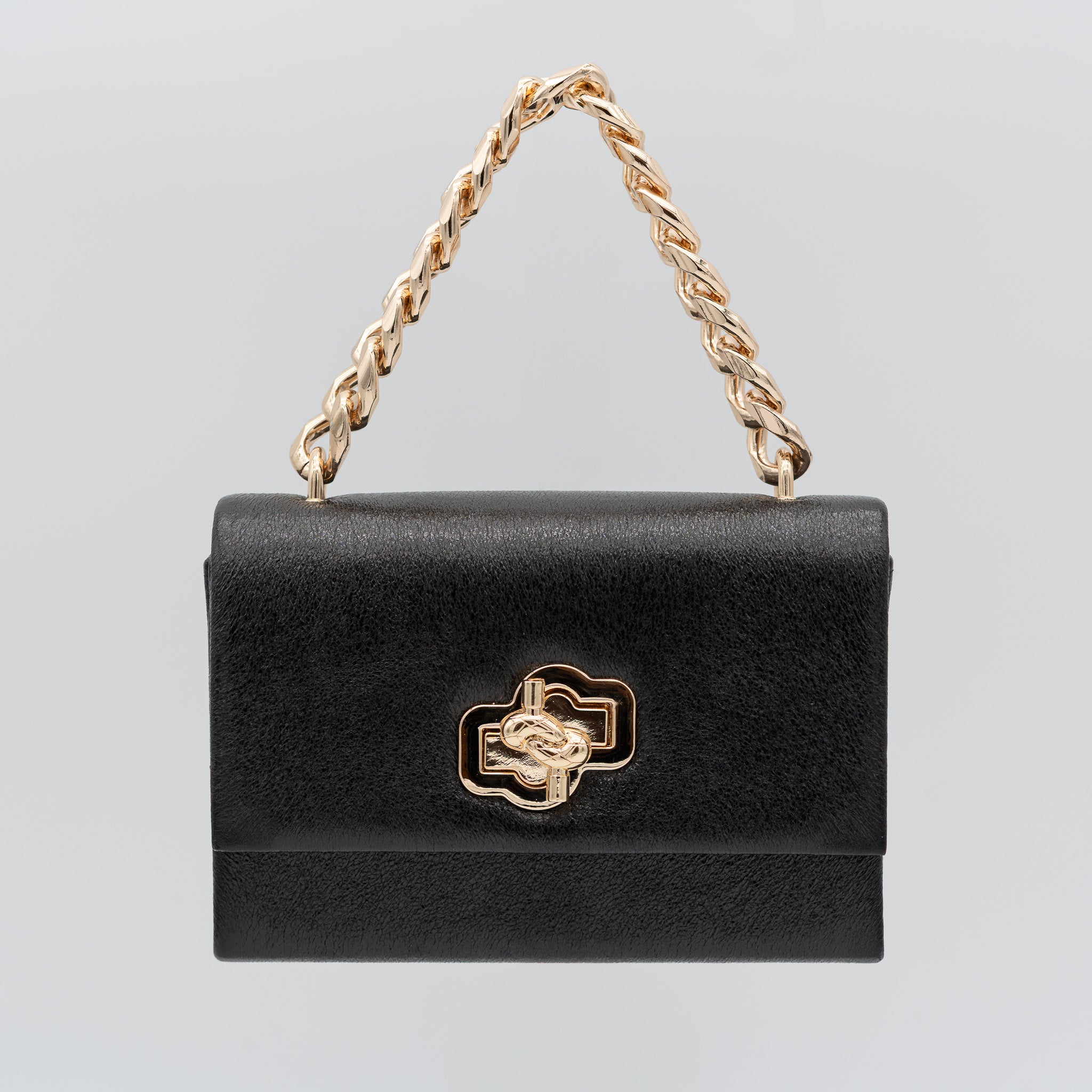 Bolso de fiesta en polipiel negro con acabado brillante, asa de cadena y cierre decorativo, ideal para bodas y cócteles