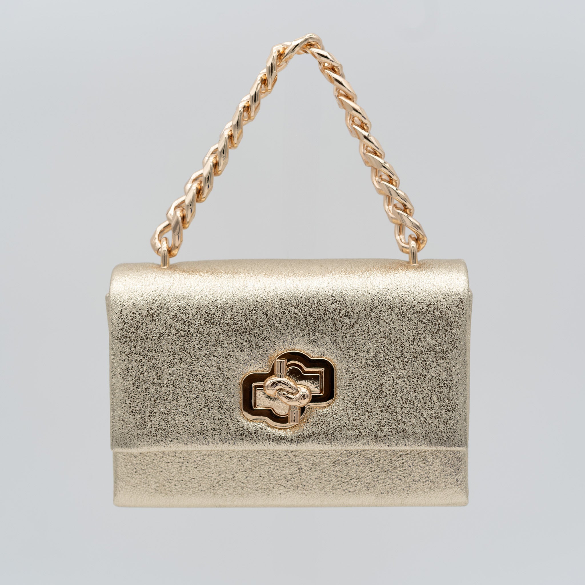 Bolso de fiesta en polipiel oro con acabado brillante, asa de cadena y cierre decorativo, ideal para bodas y cócteles