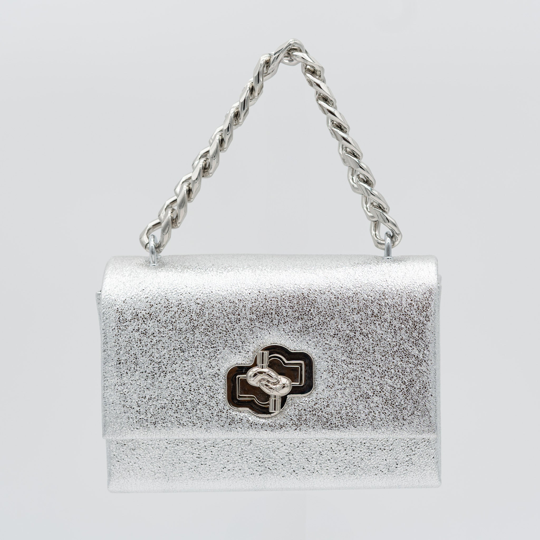 Bolso de fiesta en polipiel plata con acabado brillante, asa de cadena y cierre decorativo, ideal para bodas y cócteles