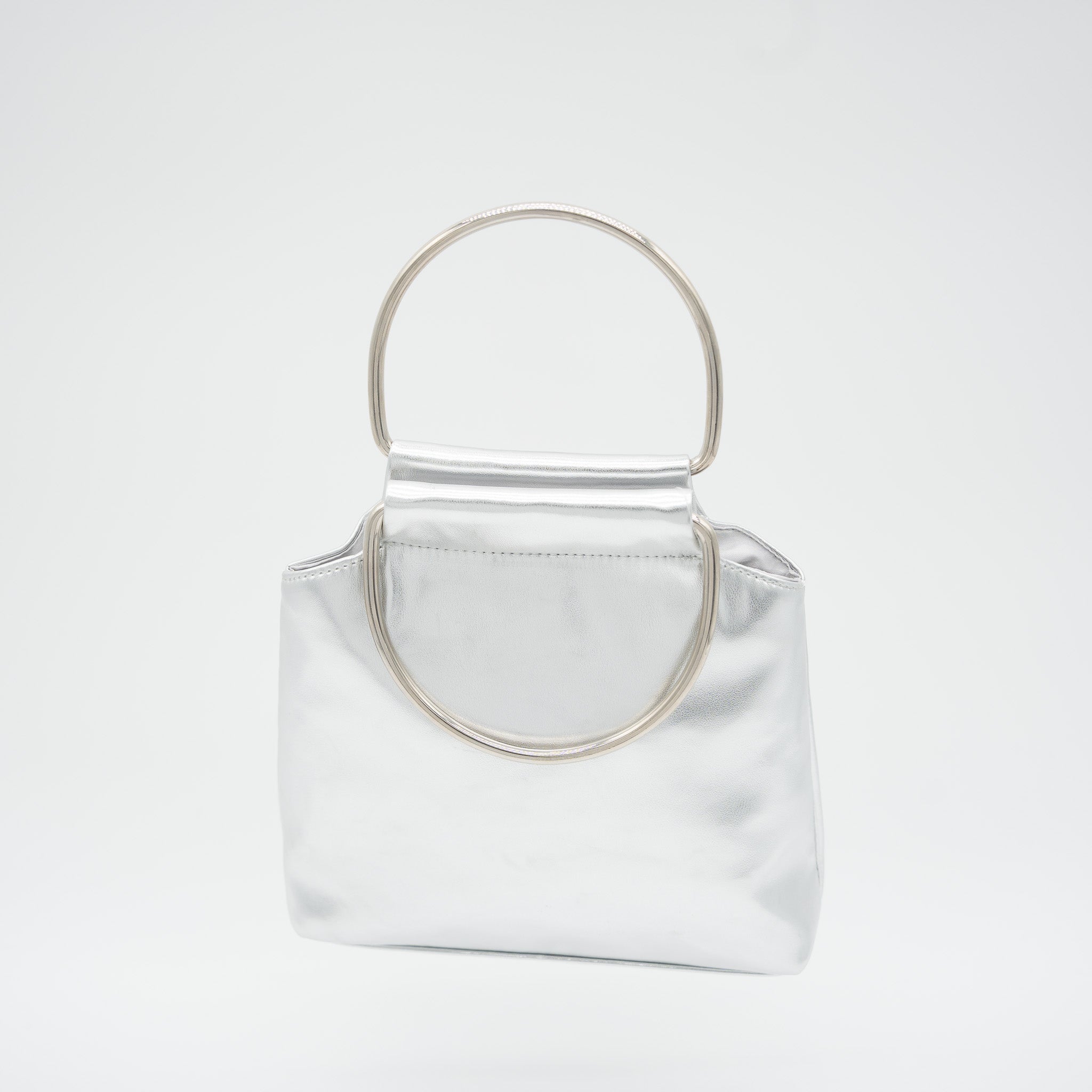 Bolso de fiesta en polipiel plata con asa circular metálica y cierre magnético, ideal para bodas y cócteles