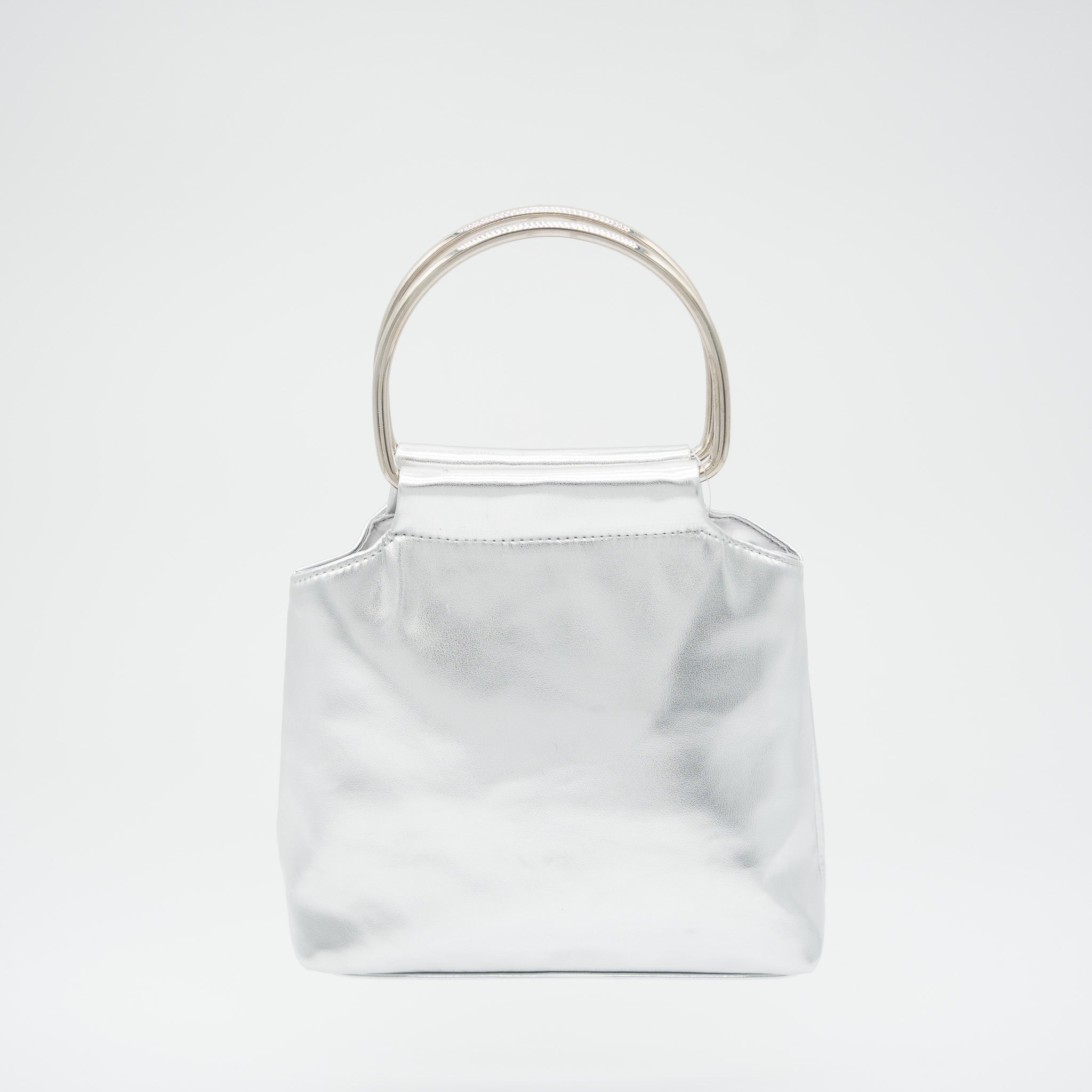 Bolso de fiesta en polipiel plata con asa circular metálica y cierre magnético, ideal para bodas y cócteles