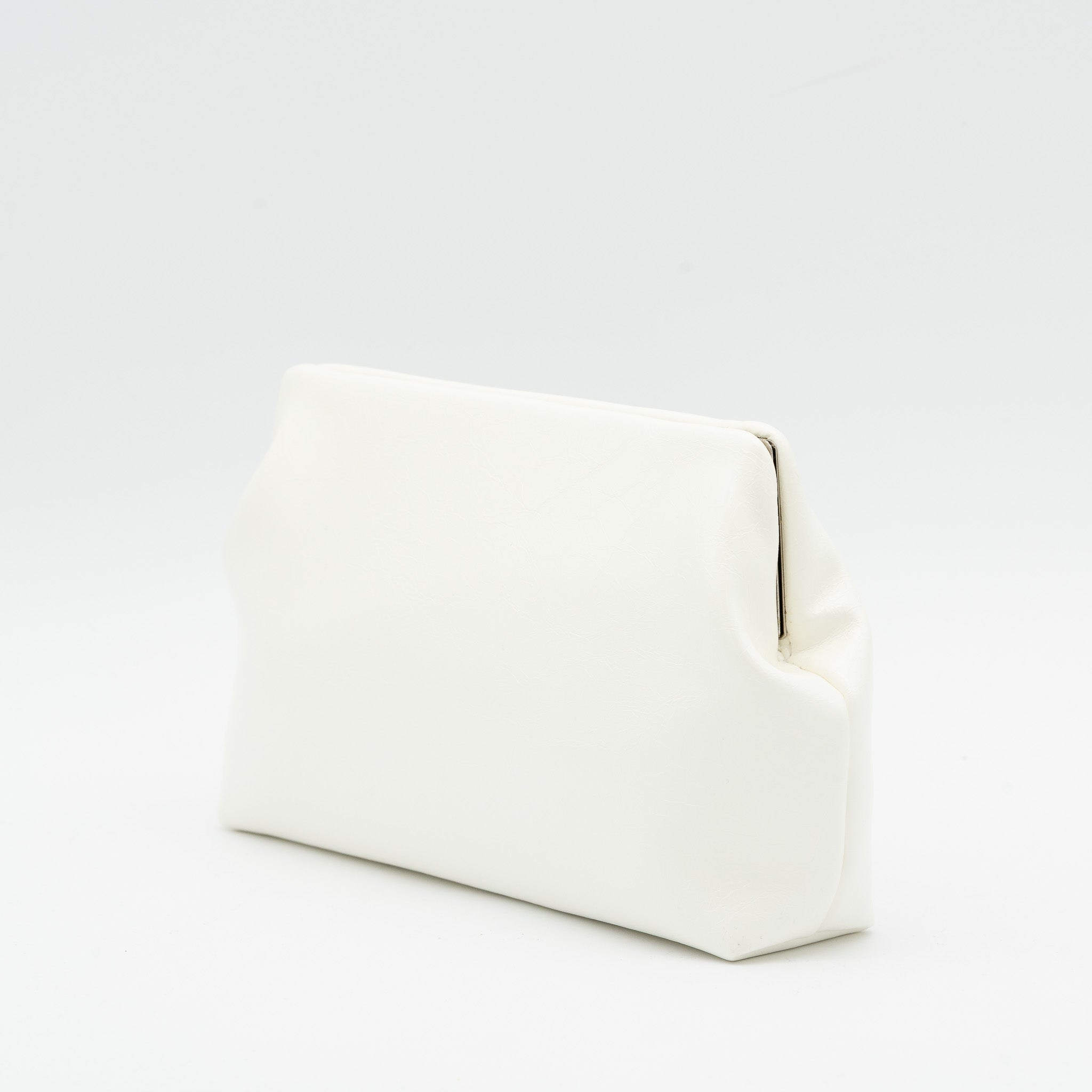 Bolso de fiesta en polipiel efecto acharolado blanco con cierre boquilla plateado y cadena desmontable