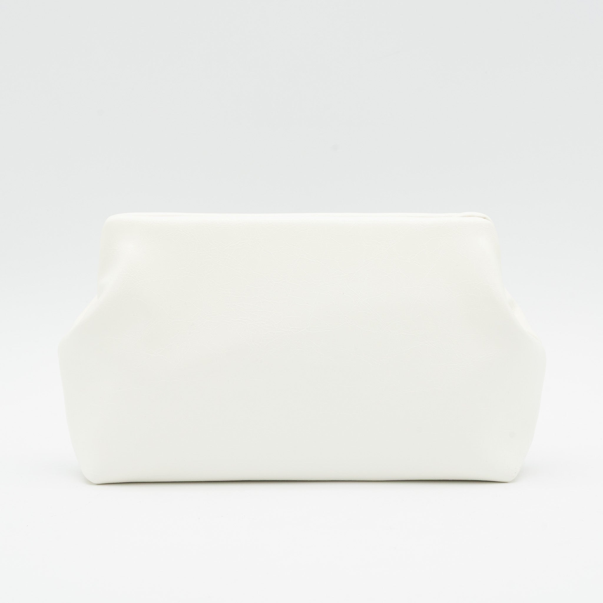 Bolso de fiesta en polipiel efecto acharolado blanco con cierre boquilla plateado y cadena desmontable