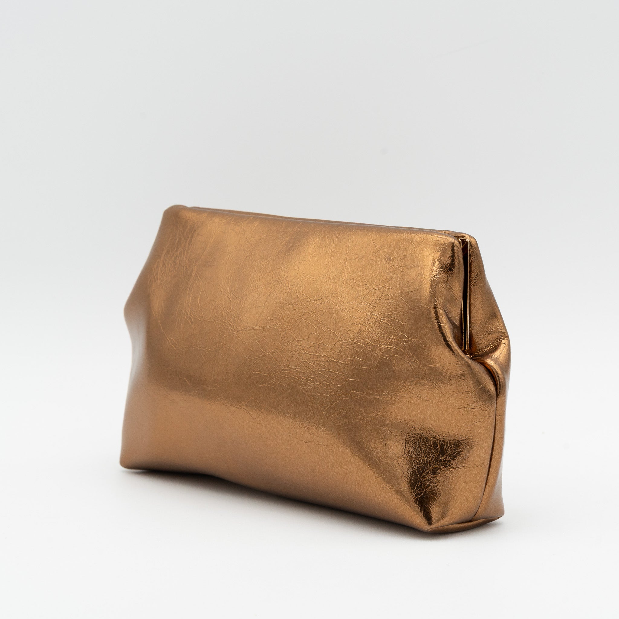 Bolso de fiesta en polipiel efecto acharolado bronce con cierre boquilla dorada y cadena desmontable