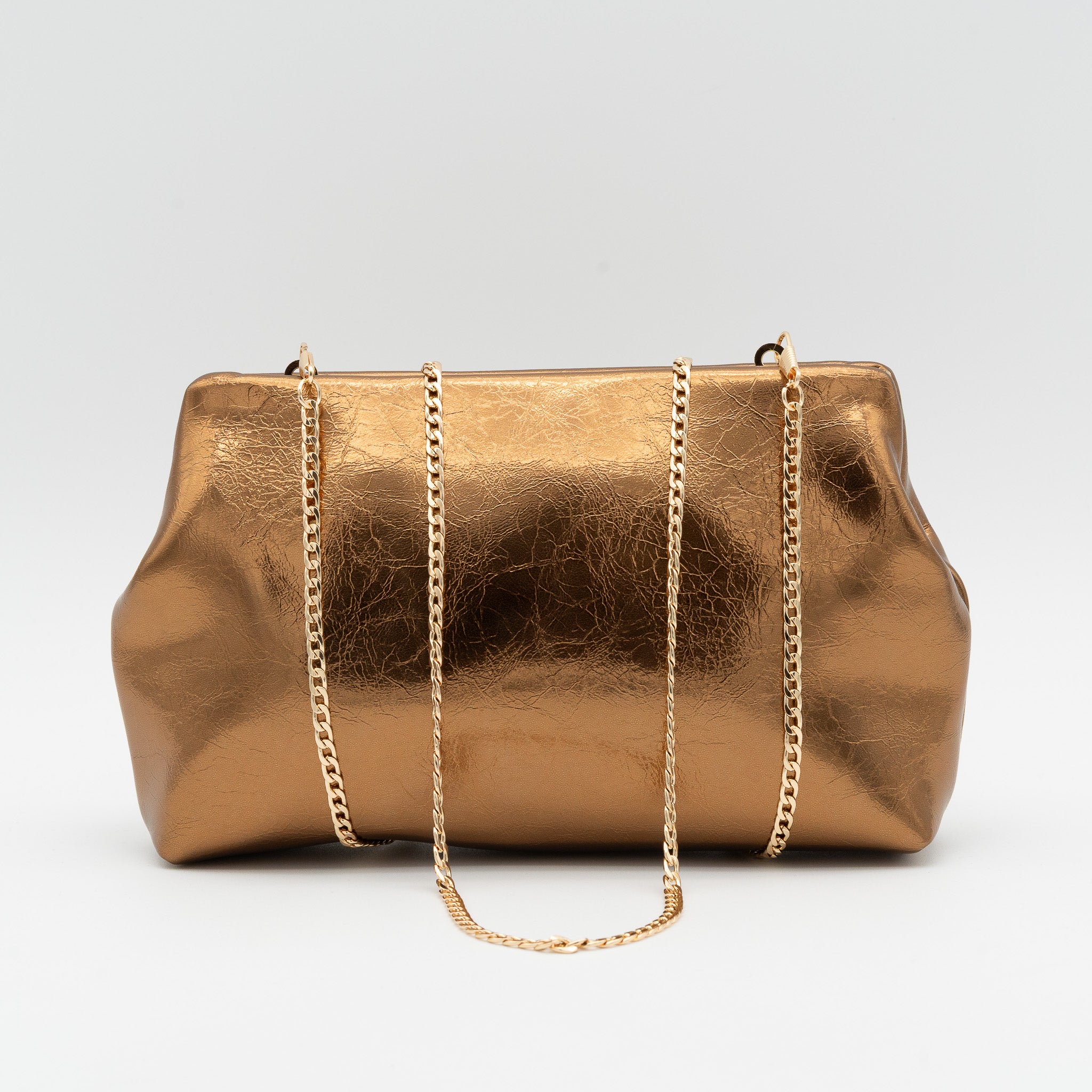 Bolso de fiesta en polipiel efecto acharolado bronce con cierre boquilla dorada y cadena desmontable