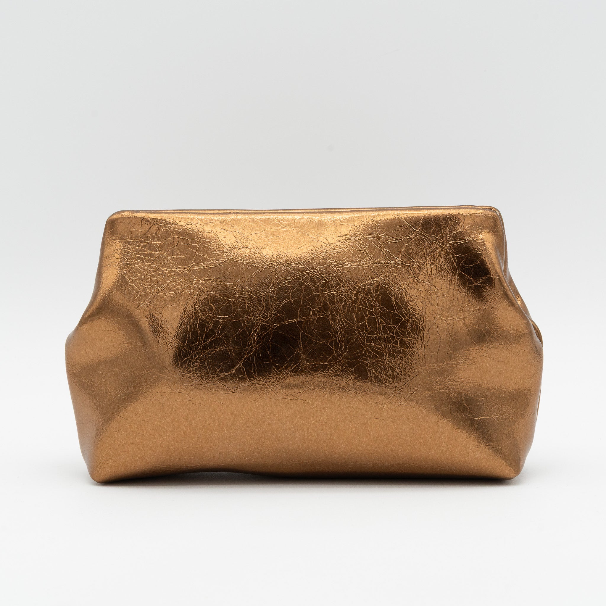 Bolso de fiesta en polipiel efecto acharolado bronce con cierre boquilla dorada y cadena desmontable