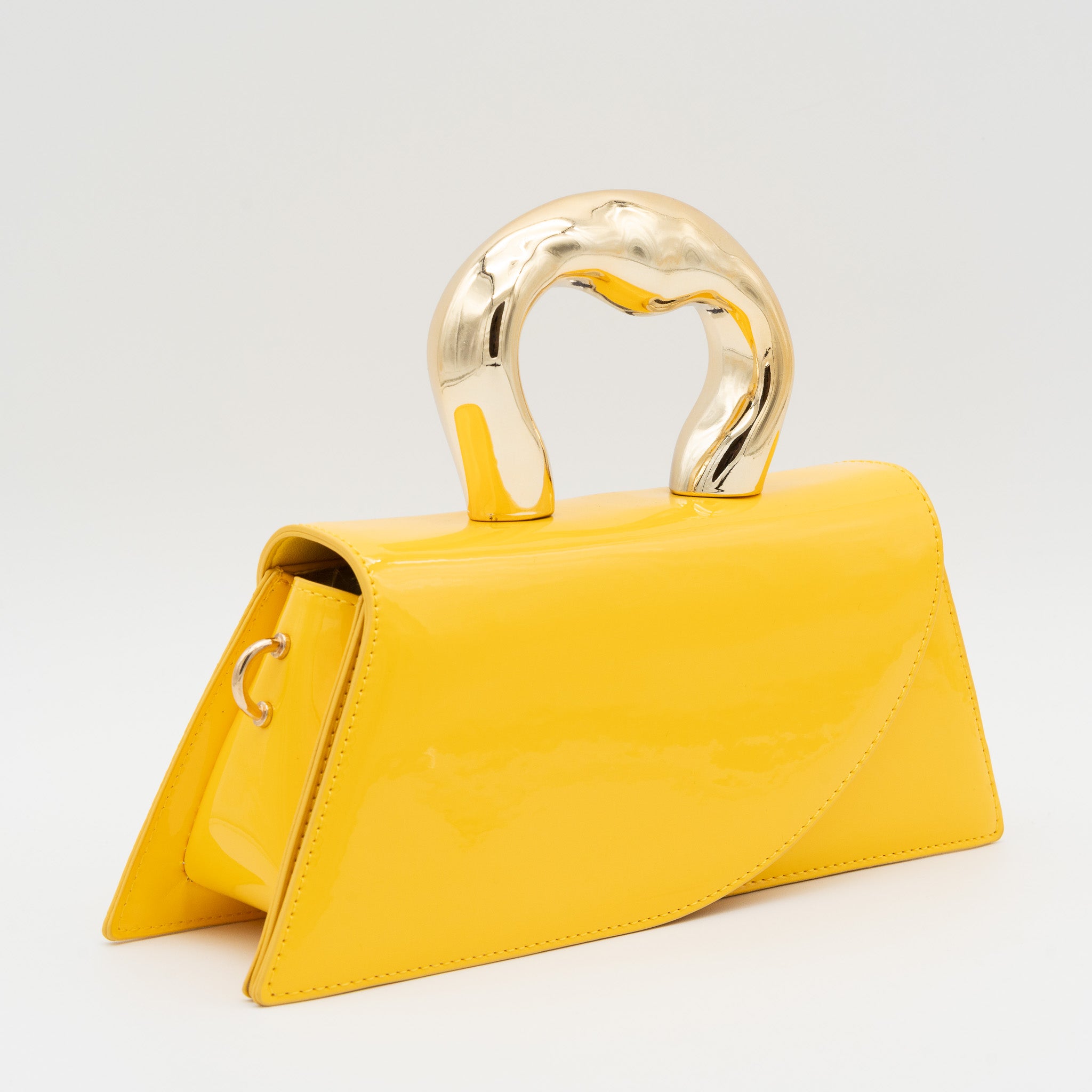 Bolso de fiesta de polipiel con efecto acharolado amarillo, asa de mano con acabado metálico y cierre imantado