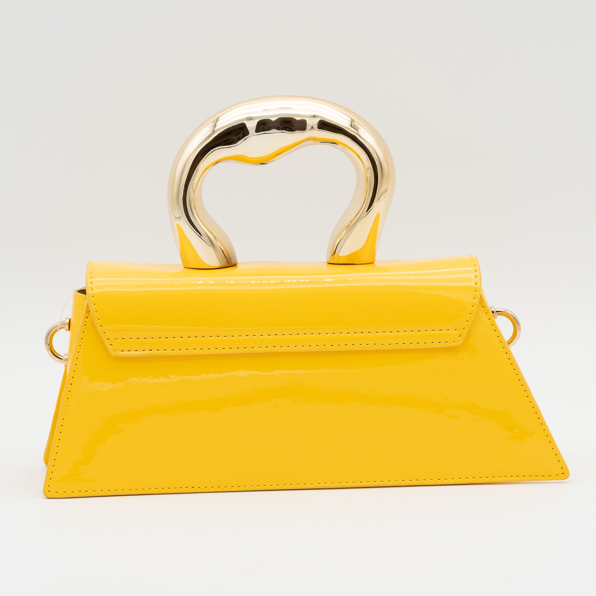 Bolso de fiesta de polipiel con efecto acharolado amarillo, asa de mano con acabado metálico y cierre imantado