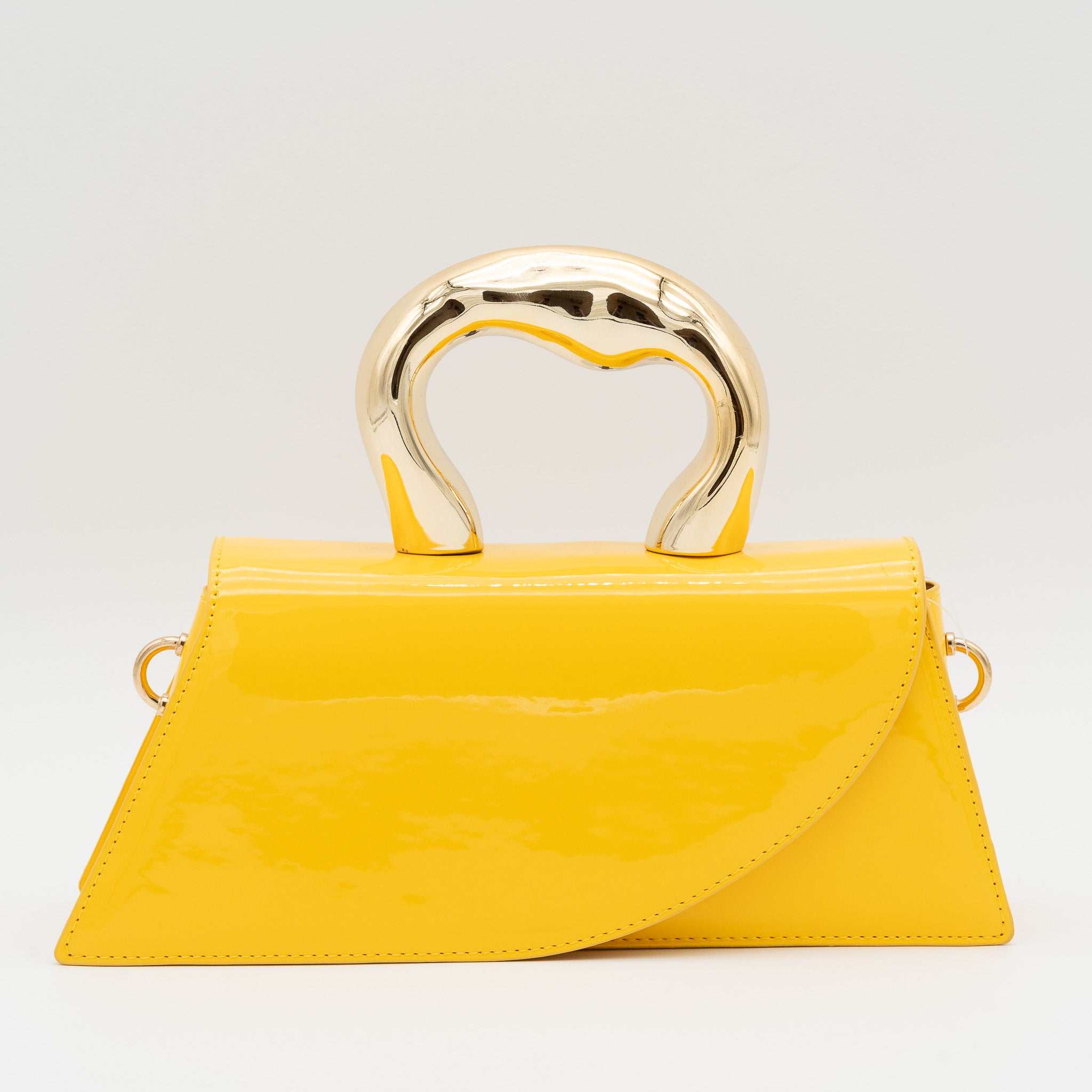 Bolso de fiesta de polipiel con efecto acharolado amarillo, asa de mano con acabado metálico y cierre imantado