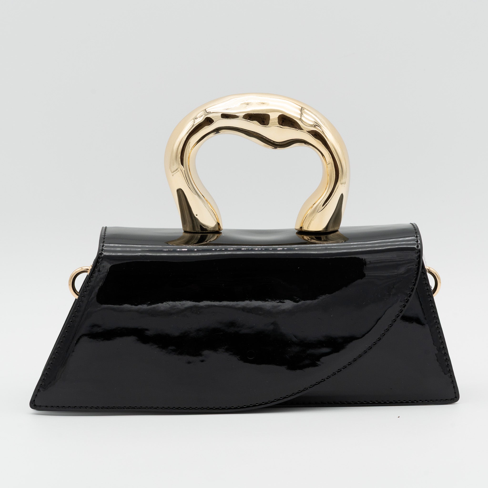 Bolso de fiesta de polipiel con efecto acharolado negro, asa de mano con acabado metálico y cierre imantado