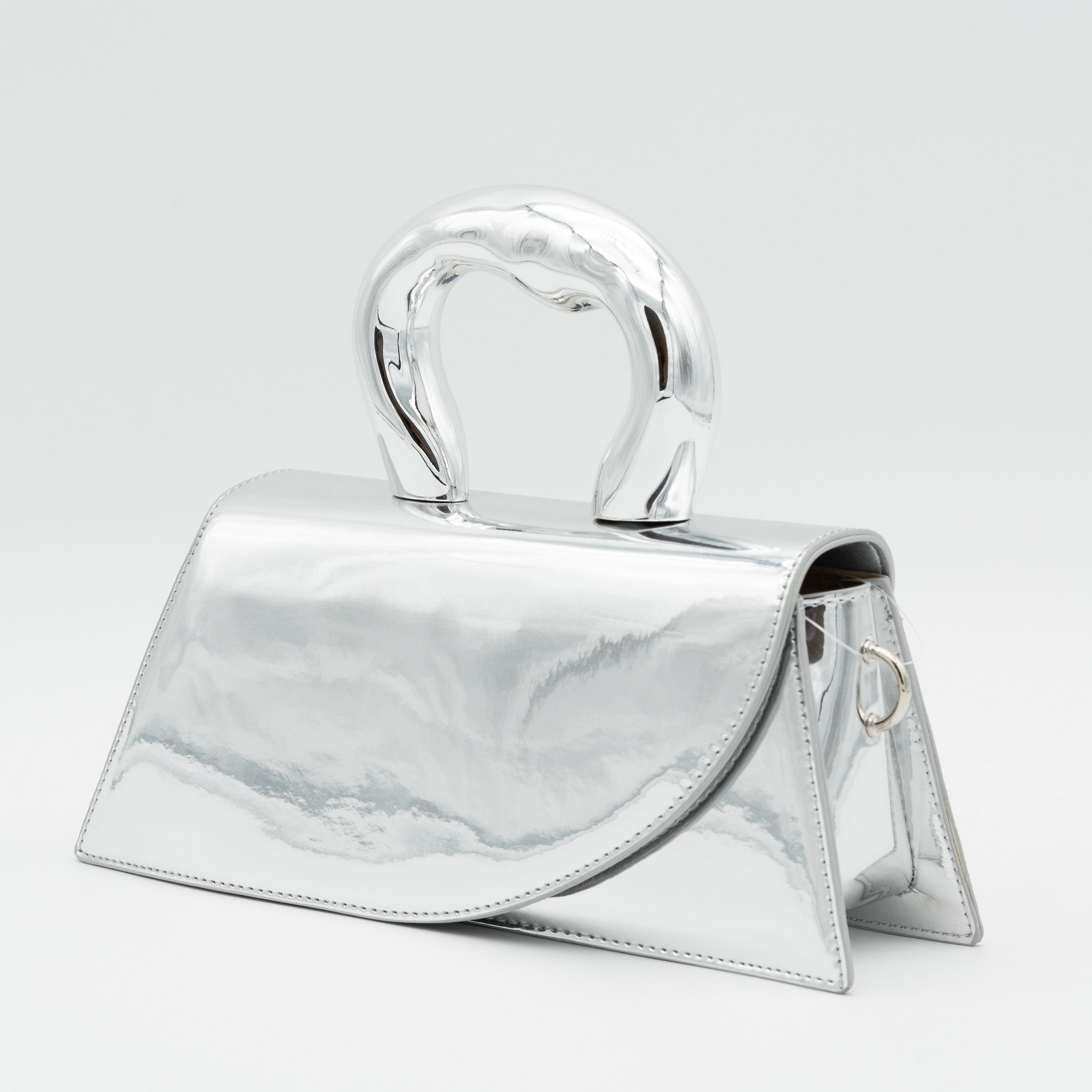 Bolso de fiesta de polipiel con efecto acharolado plata, asa de mano con acabado metálico y cierre imantado