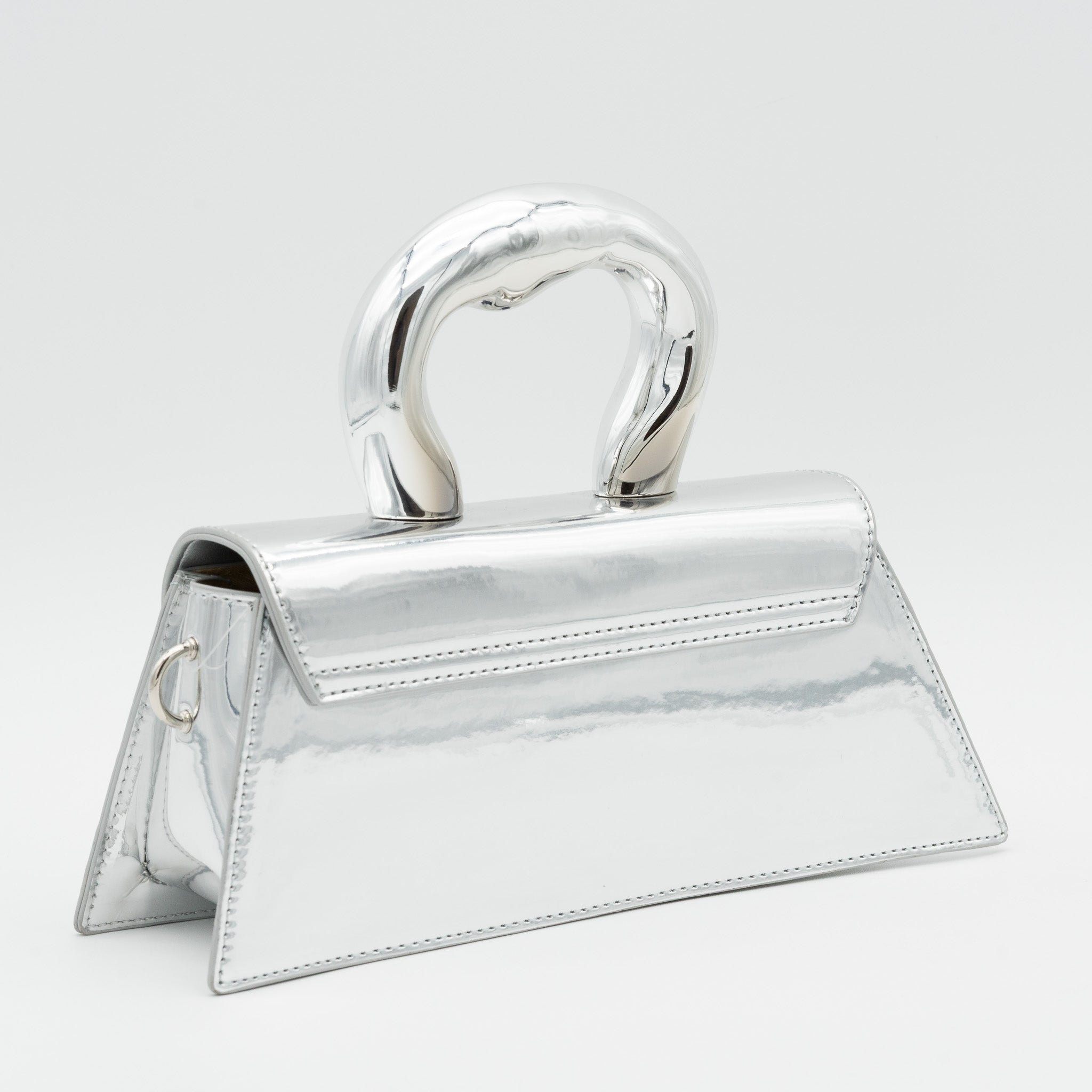 Bolso de fiesta de polipiel con efecto acharolado plata, asa de mano con acabado metálico y cierre imantado