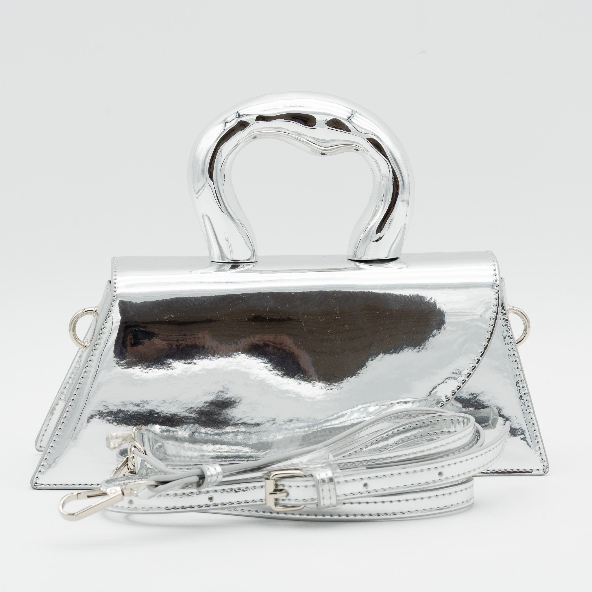 Bolso de fiesta de polipiel con efecto acharolado plata, asa de mano con acabado metálico y cierre imantado