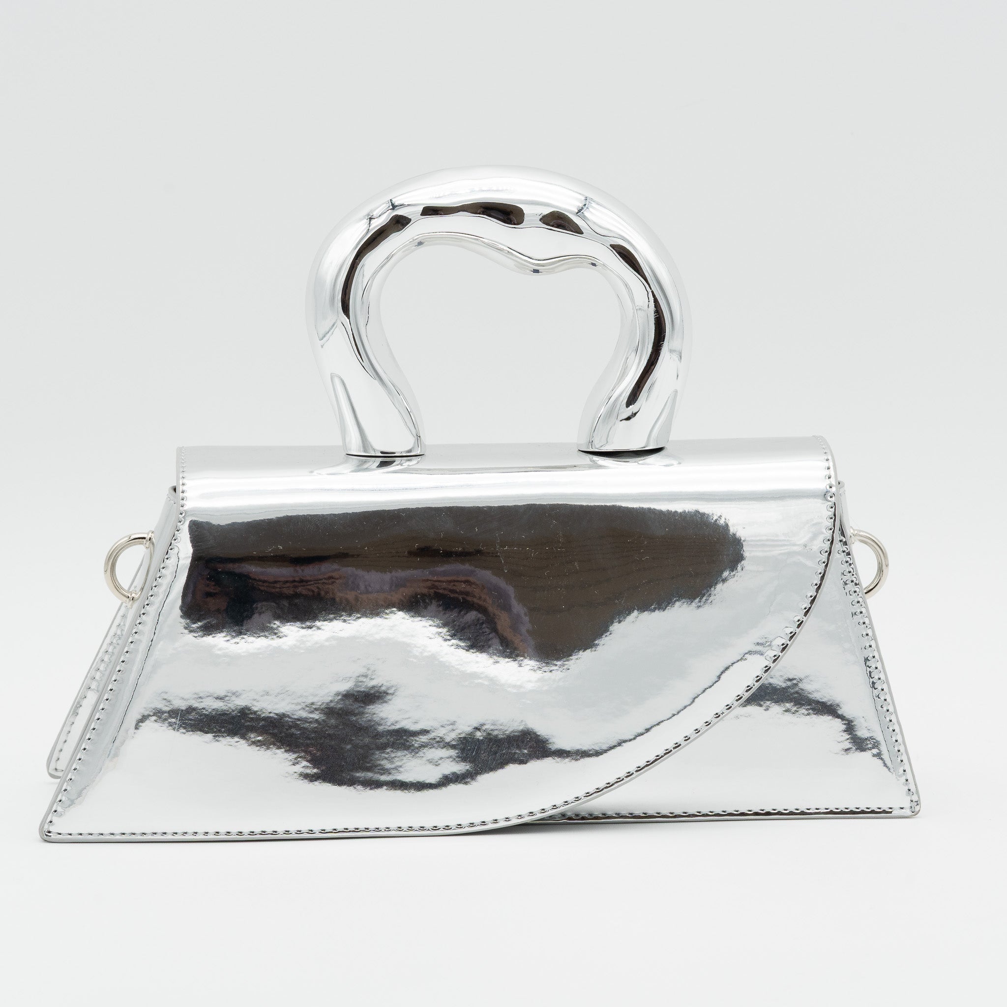 Bolso de fiesta de polipiel con efecto acharolado plata, asa de mano con acabado metálico y cierre imantado