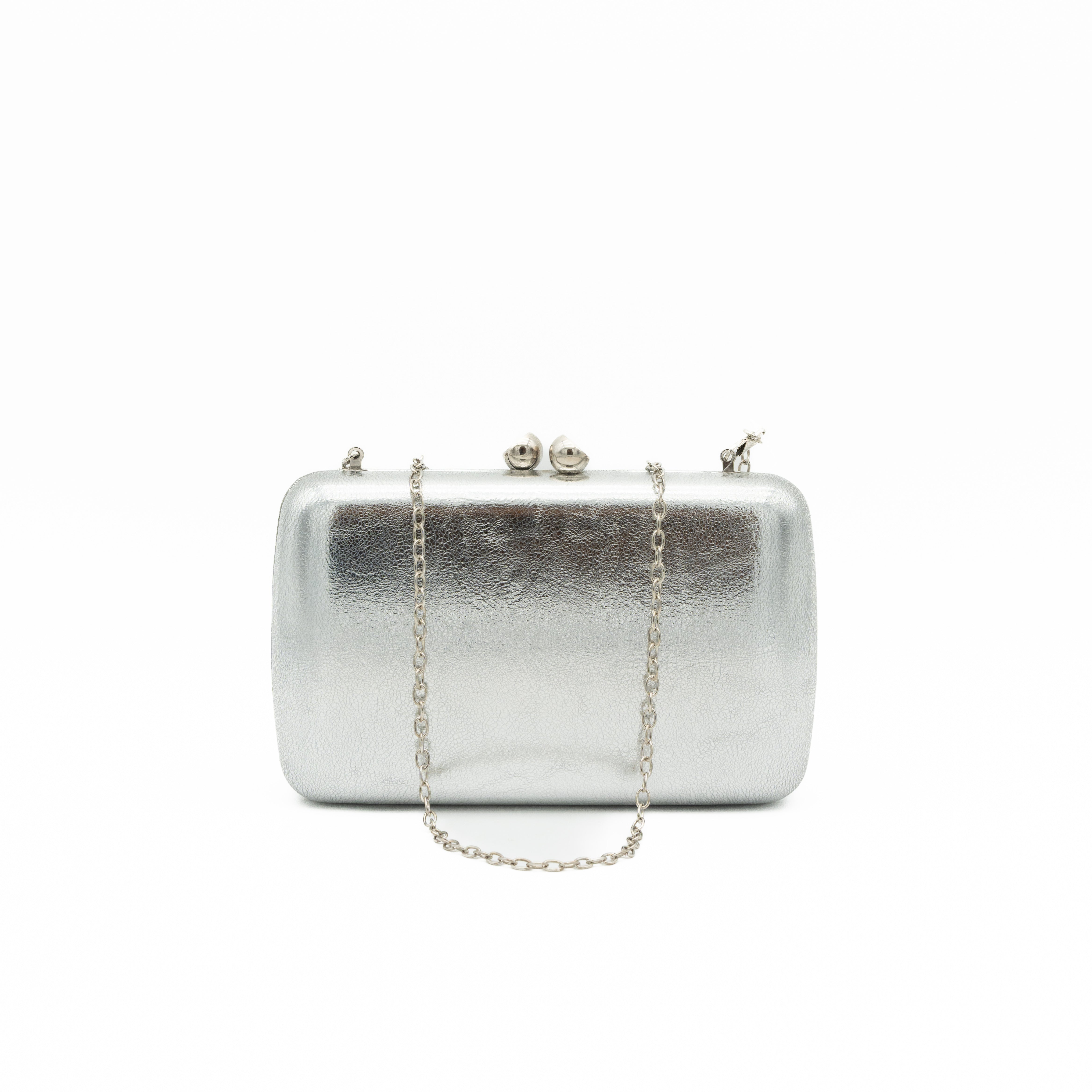Bolso clutch de polipiel metalizada plata con cierre magnético superior con bolas y cadena desmontable