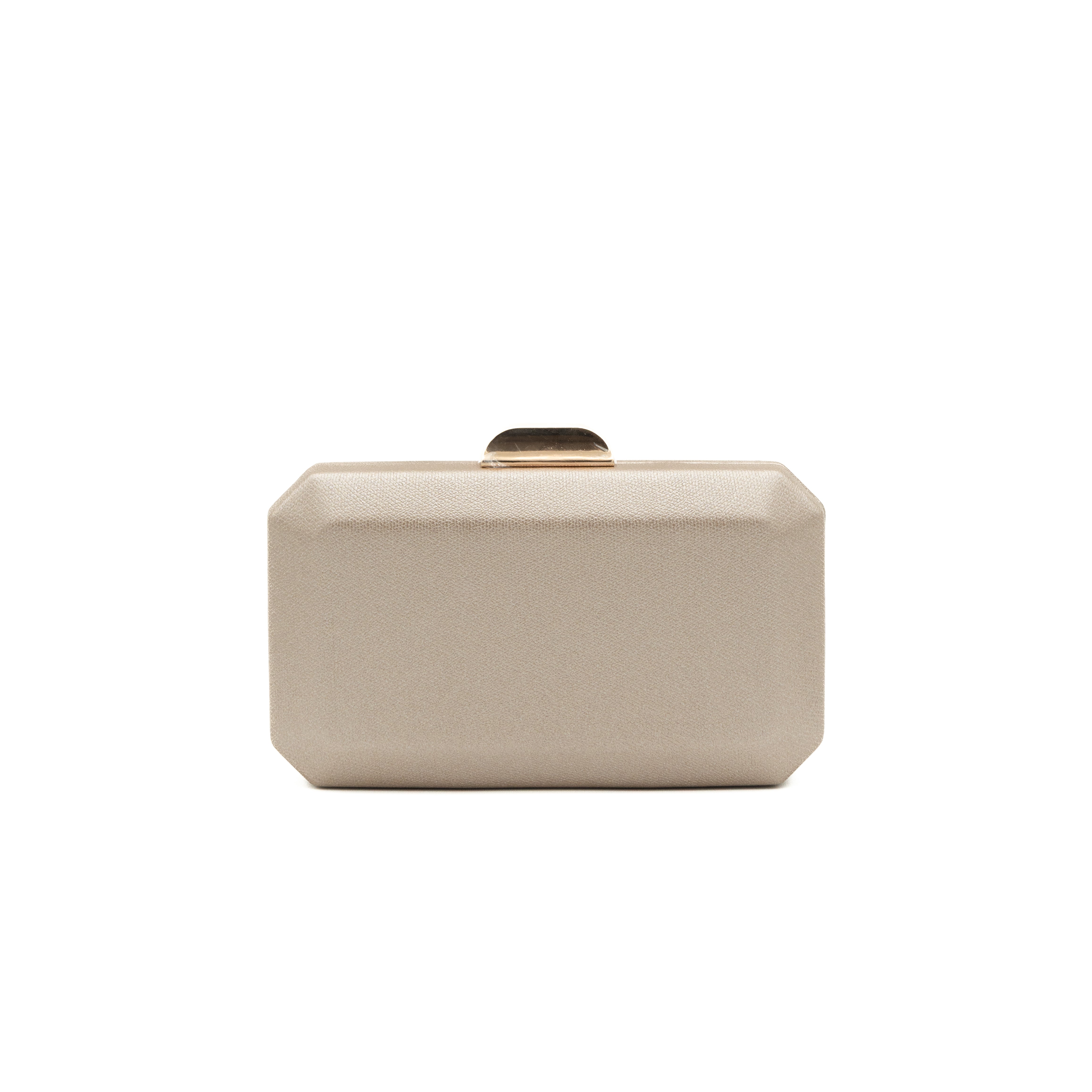 Bolso clutch de fiesta en polipiel champán metalizada con diseño geométrico y cadena metálica desmontable