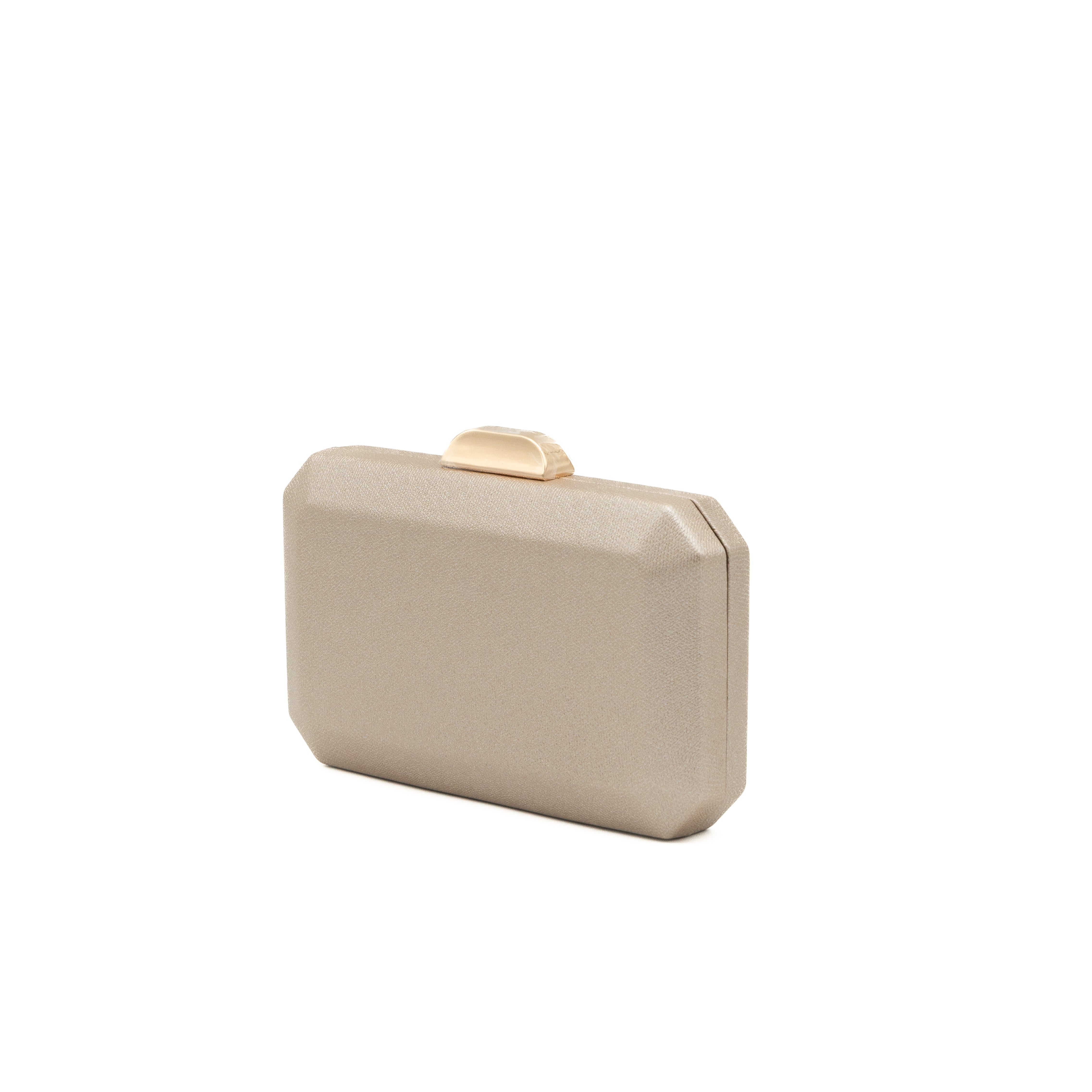 Bolso clutch de fiesta en polipiel champán metalizada con diseño geométrico y cadena metálica desmontable