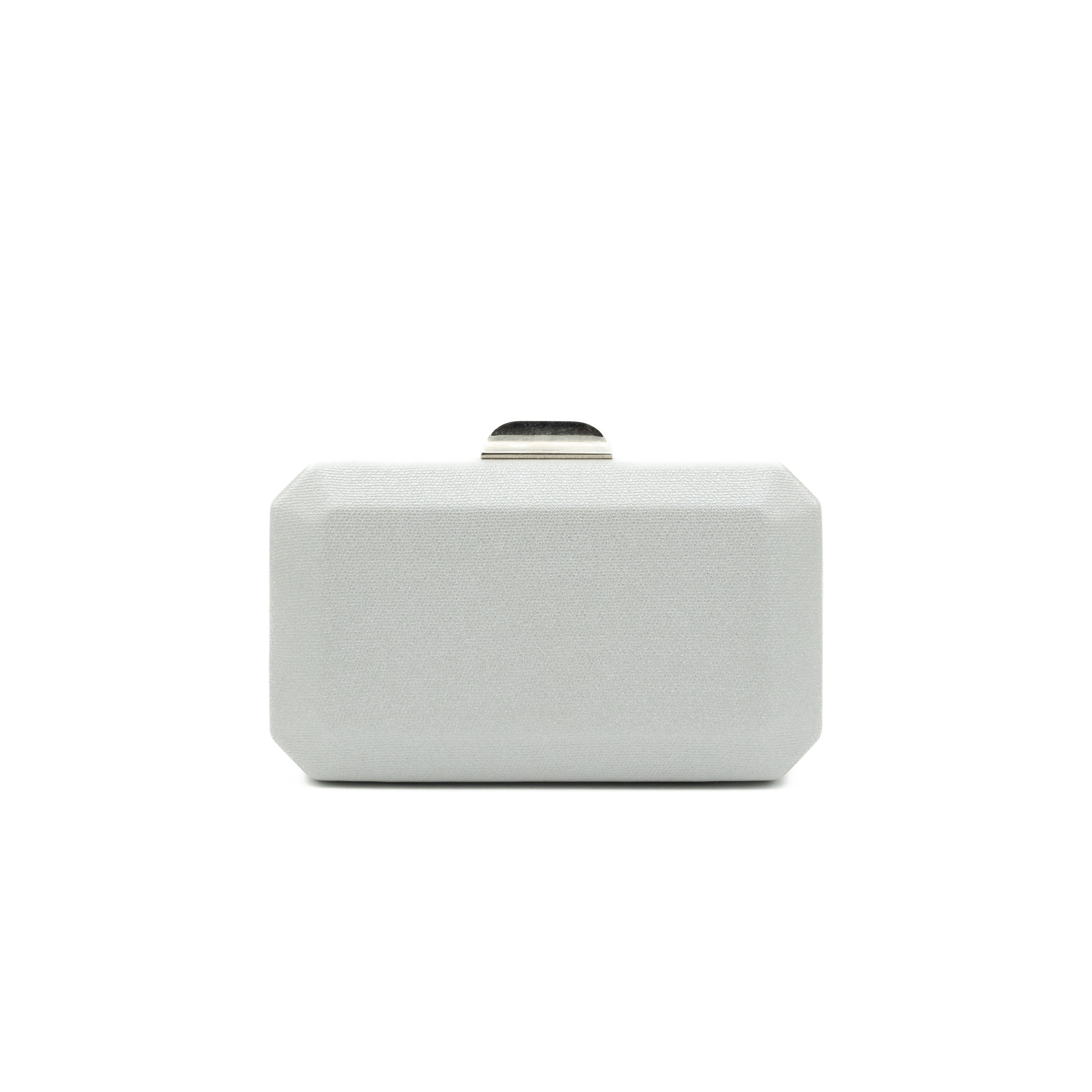 Bolso clutch de fiesta en polipiel metalizado plata con diseño geométrico y cadena metálica desmontable