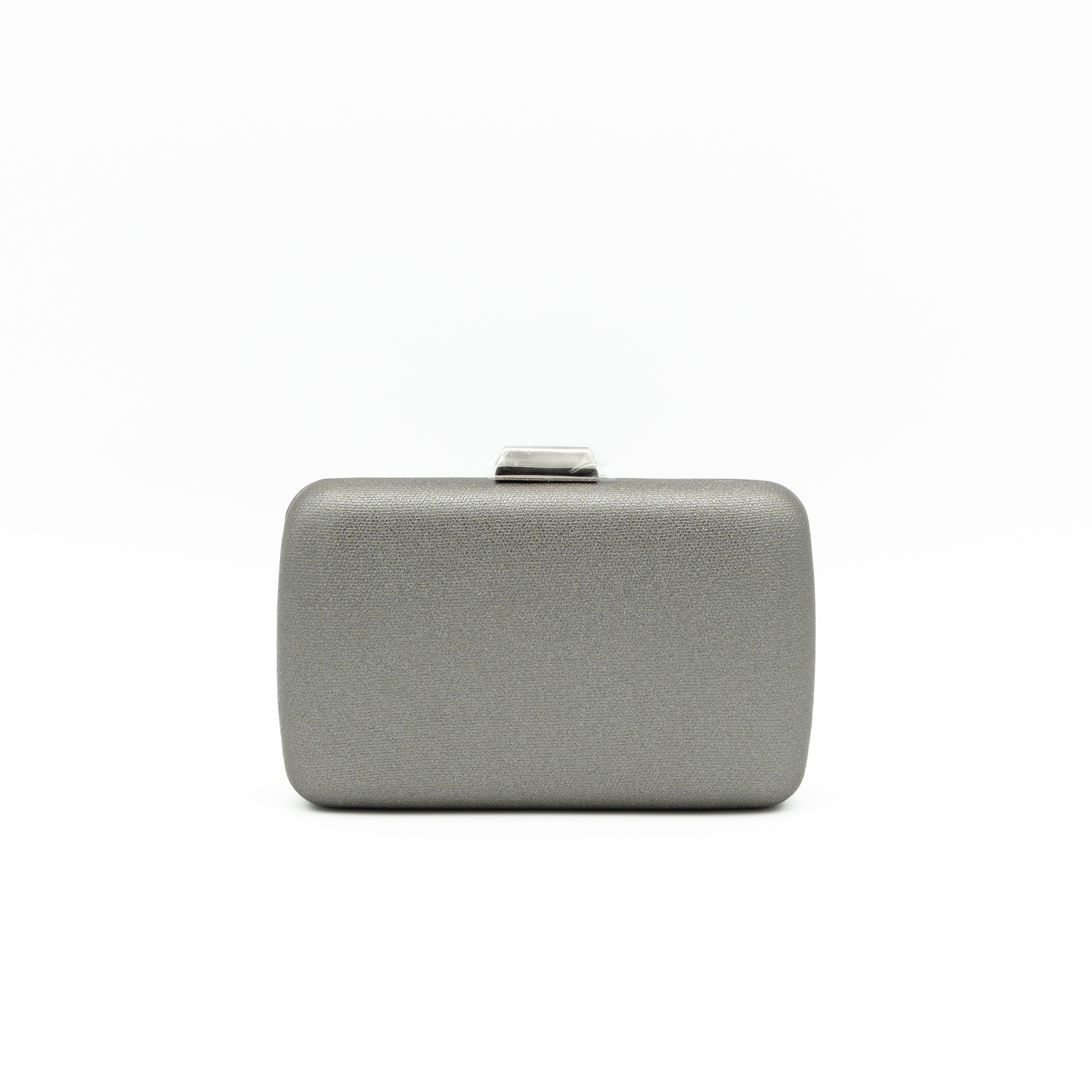 Bolso clutch de fiesta en polipiel gris metalizada con cierre metálico y cadena fina desmontable