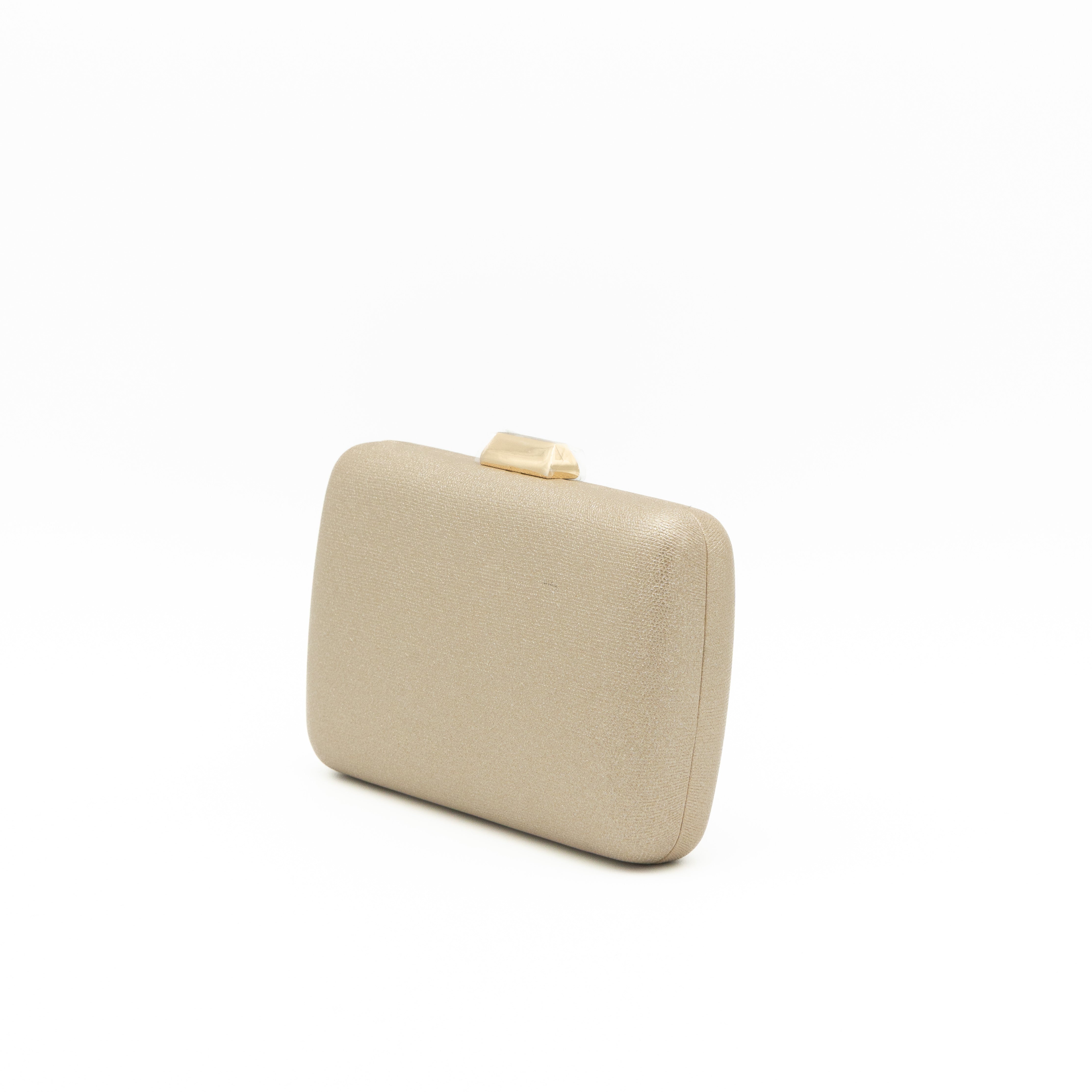 Bolso clutch de fiesta en polipiel oro claro metalizado con cierre metálico y cadena fina desmontable