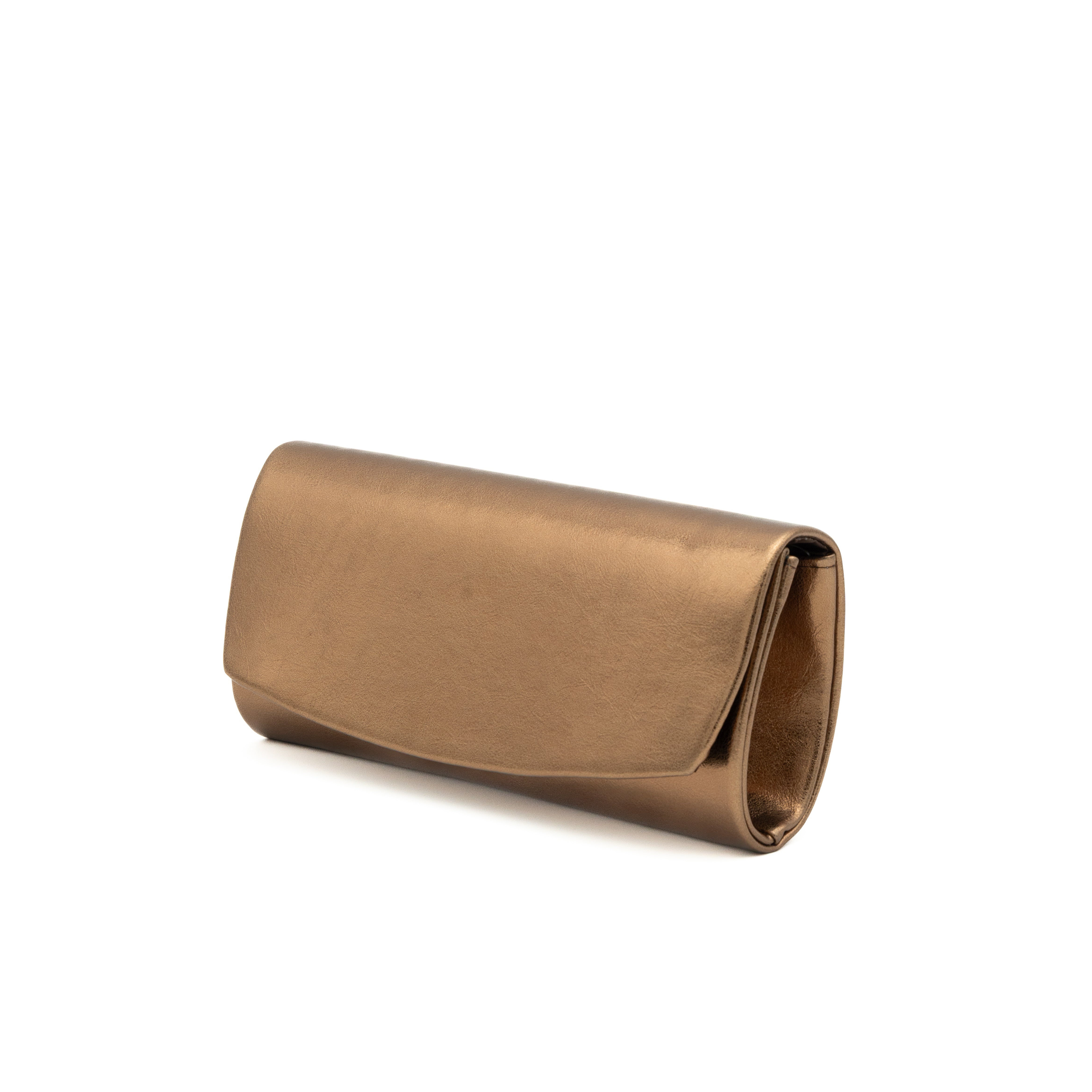 Bolso clutch de polipiel metalizado bronce con solapa frontal y cadena metálica desmontable