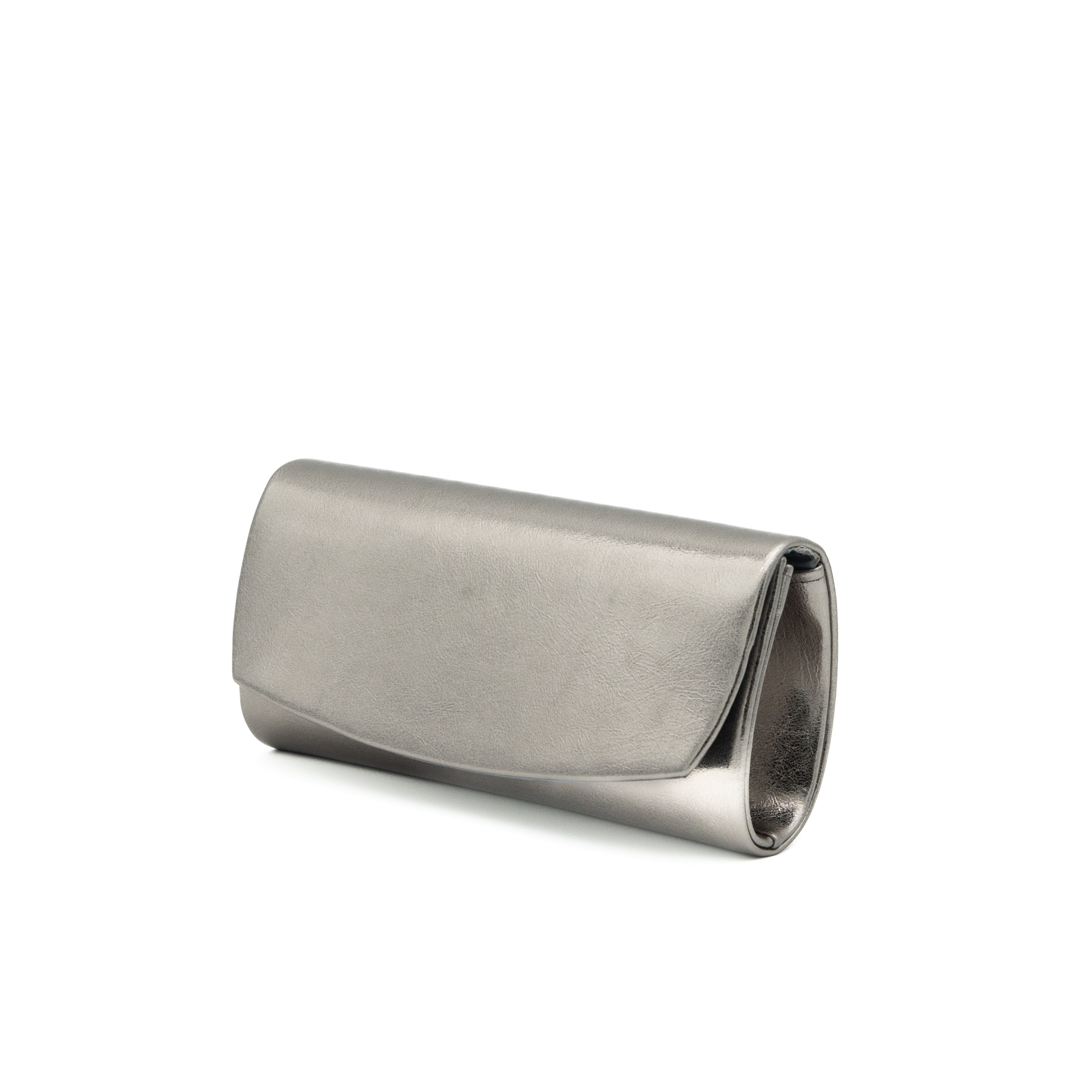 Bolso clutch de polipiel metalizado gris con solapa frontal y cadena metálica desmontable