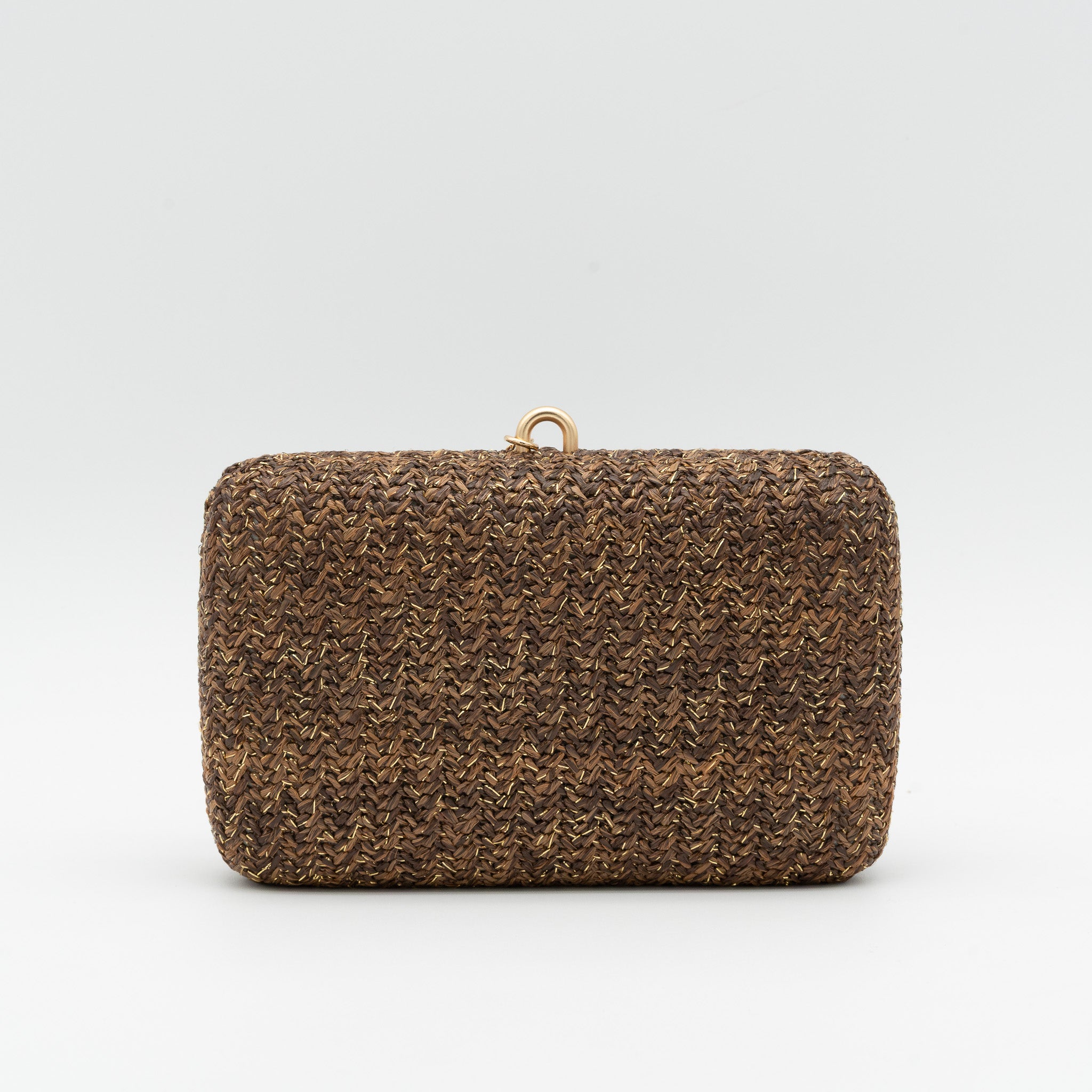 Bolso de fiesta en rafia café con colgante de conchas y cadena desmontable